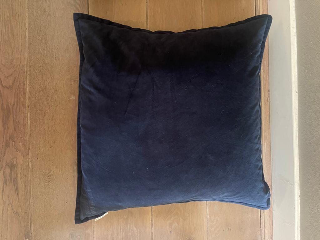 Donkerblauw fluwelen kussen Riviera Maison, Ophalen of Verzenden, Zo goed als nieuw, Blauw, Vierkant