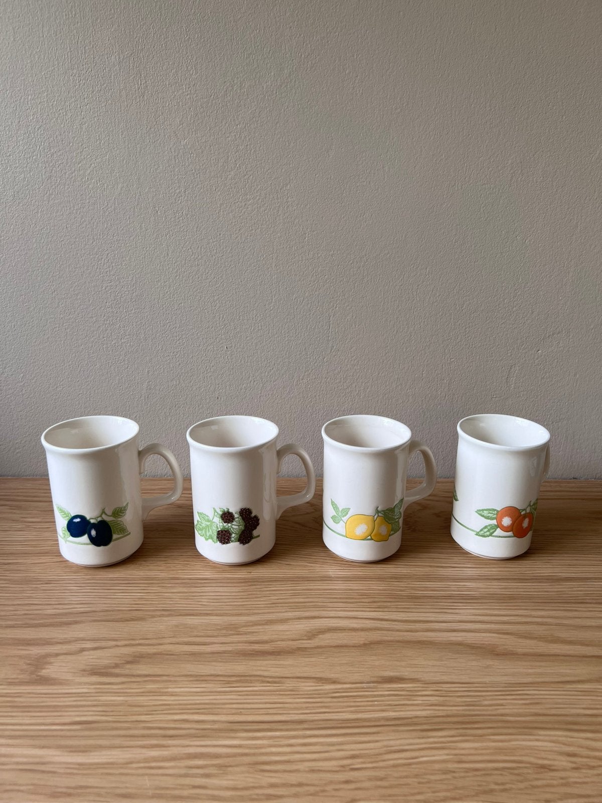 Set van 4 vintaje JT England fruit mokken kopjes vintage, Huis en Inrichting, Keramiek, Vintage, Nieuw, Ophalen of Verzenden
