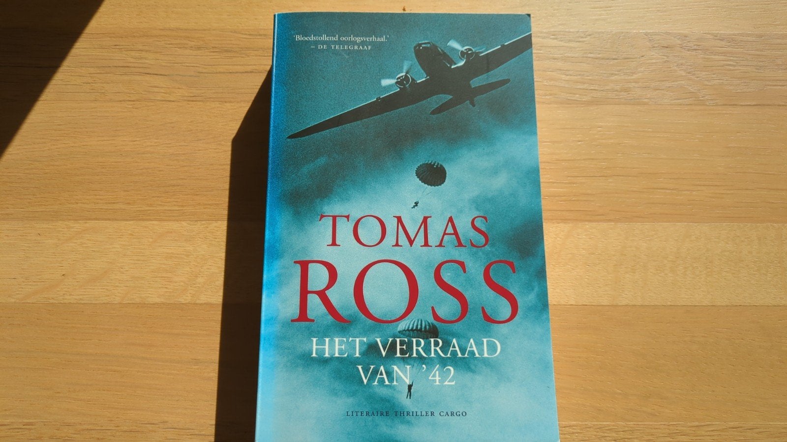 Het Verraad van '42 - Tomas Ross (Thriller), Ophalen of Verzenden, Zo goed als nieuw, Tomas Ross