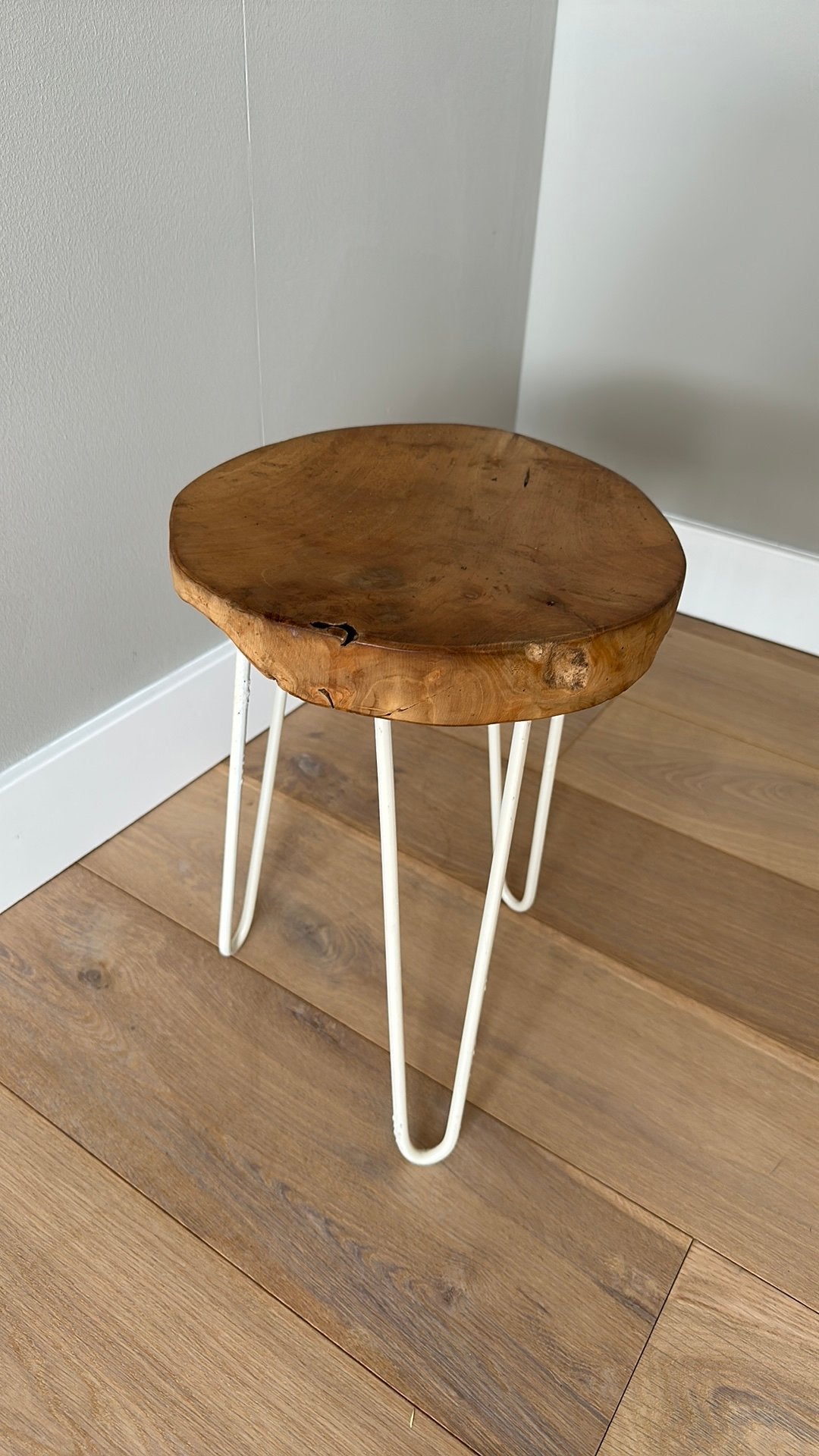 Unieke houten bijzettafel met metalen poten, Ophalen, Zo goed als nieuw, Hout