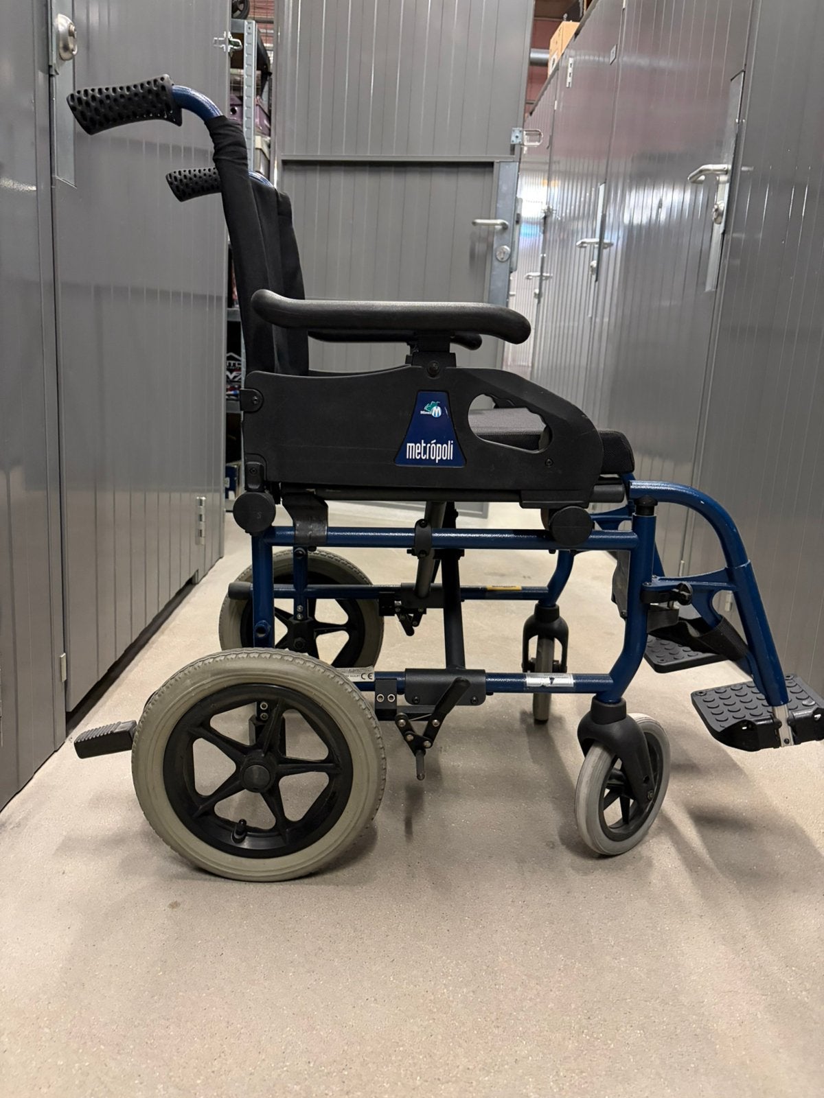 Zeer compacte inklapbare Rolstoel makelijk voir in de auto, Ophalen, Zo goed als nieuw, Duwrolstoel