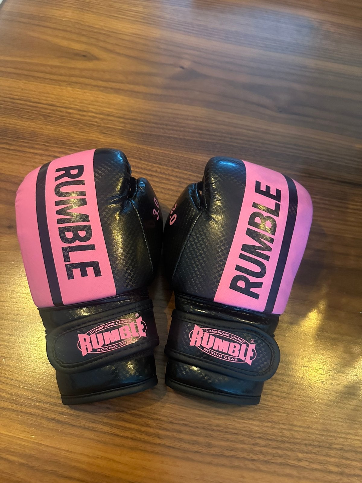 Nieuwe Rumble Junior bokshandschoenen 4 oz zwart/roze, Maat XS of kleiner, Ophalen of Verzenden, Nieuw, Overige