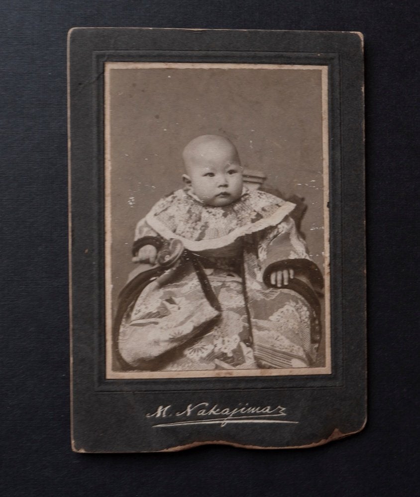 Antieke Japanse foto van een baby in kimono, Gebruikt, Verzenden, Foto, Voor 1940