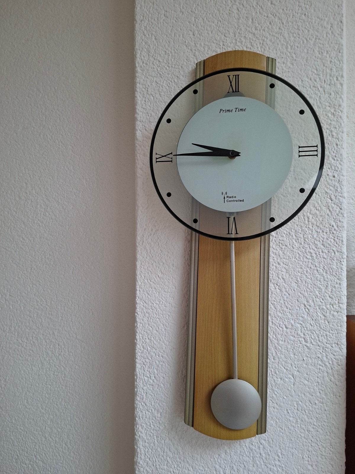 Prime Time Radio Controlled Wandklok met Slinger, Ophalen