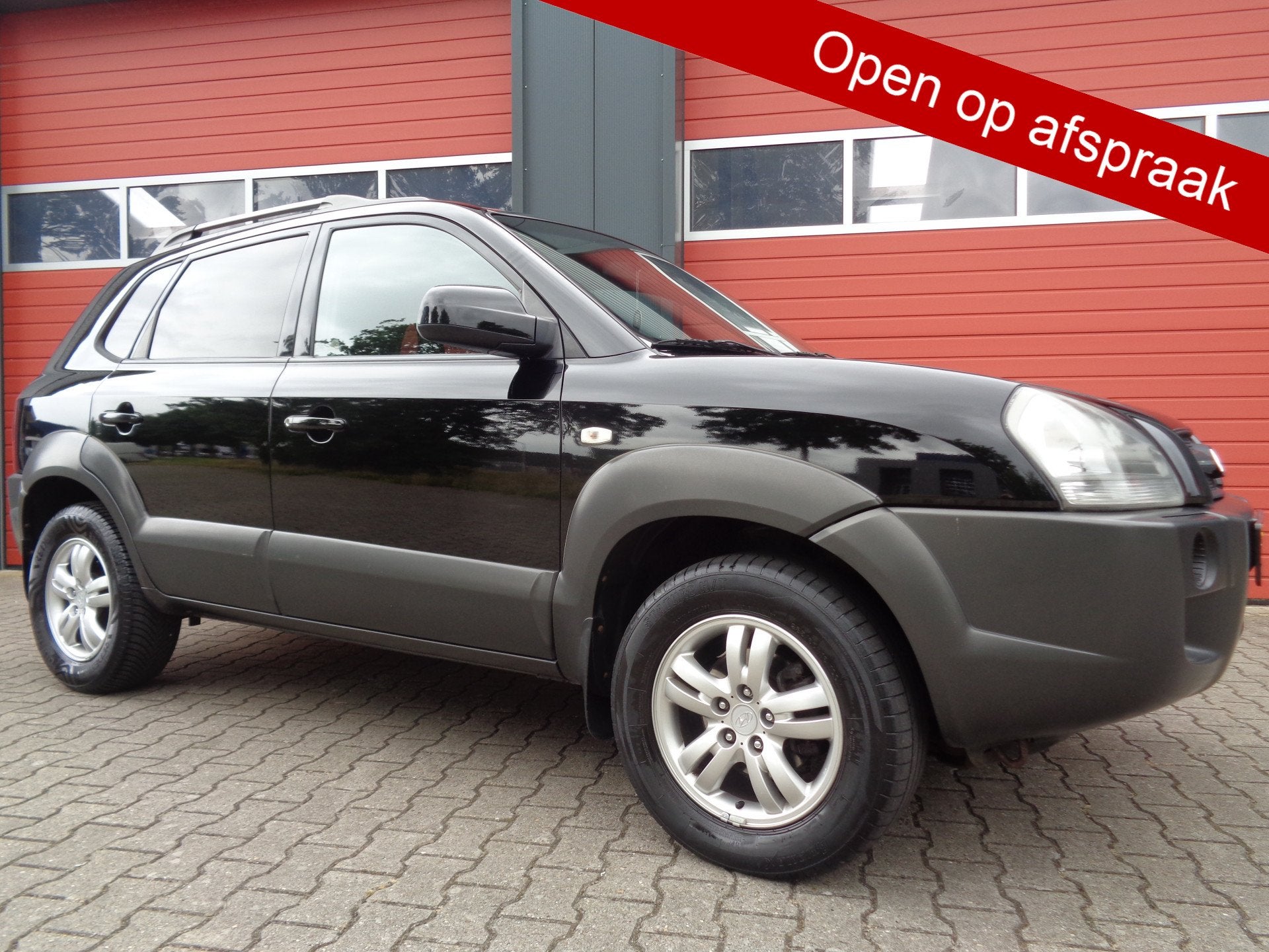 Hyundai Tucson 2.0i Style 142PK Clima Cruise LMV Trekhaak NL, Auto's, Gebruikt, 4 cilinders, Parkeersensor, Zwart