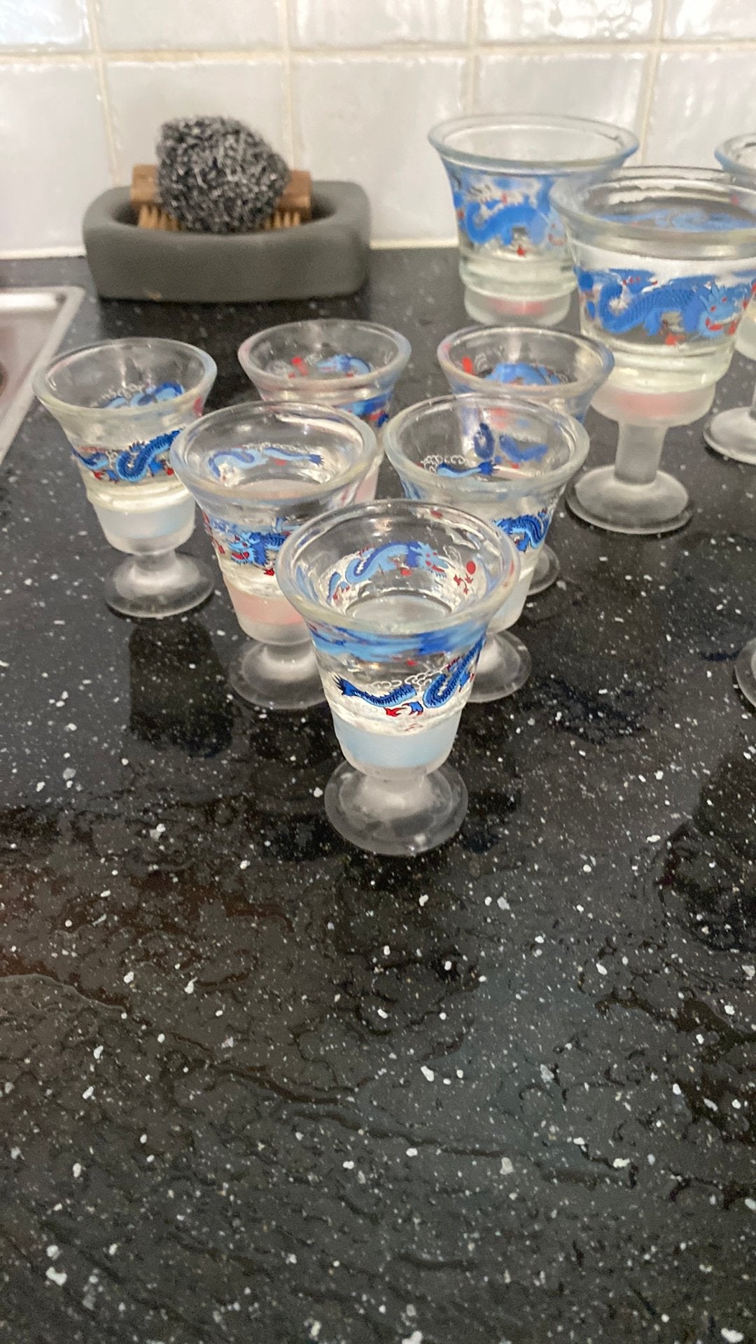 Sake/wijnglazen  jaren 60 met erotische prent op de bodem, Antiek en Kunst, Antiek | Glas en Kristal, Ophalen of Verzenden