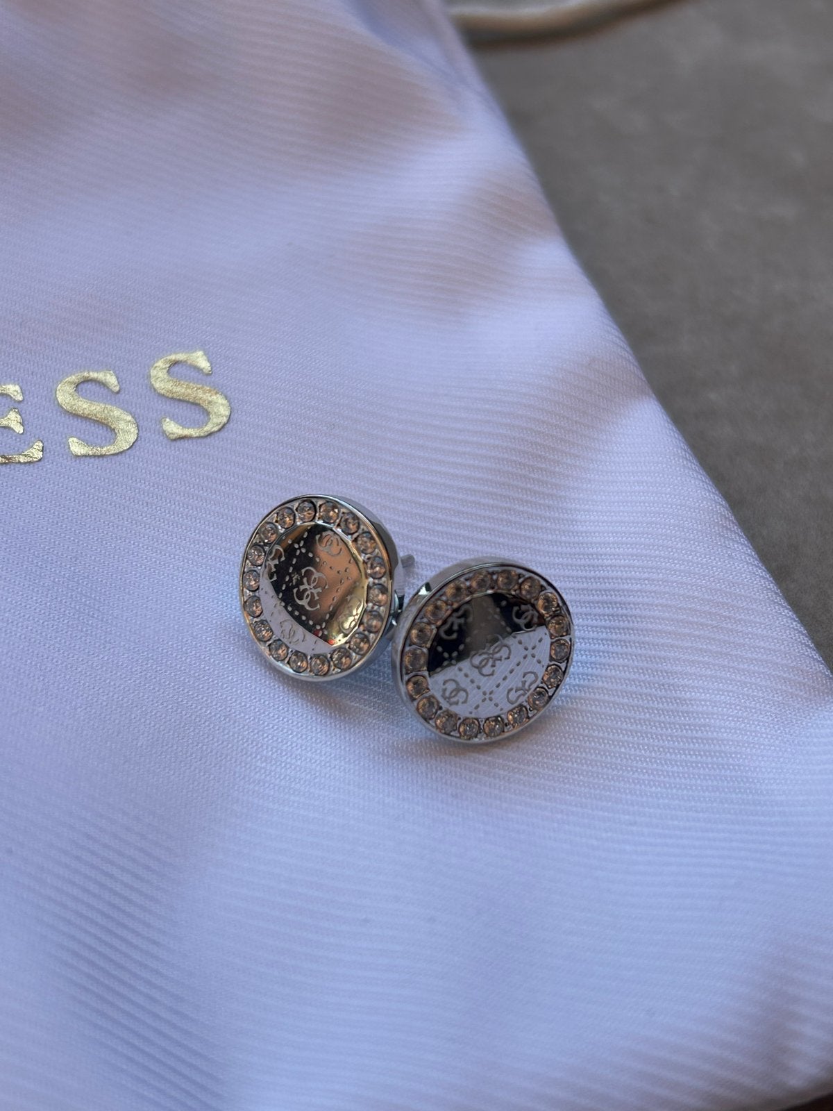 Guess Oorbellen met Strass en Logo, Overige materialen, Verzenden, Zo goed als nieuw, Knopjes of Stekers