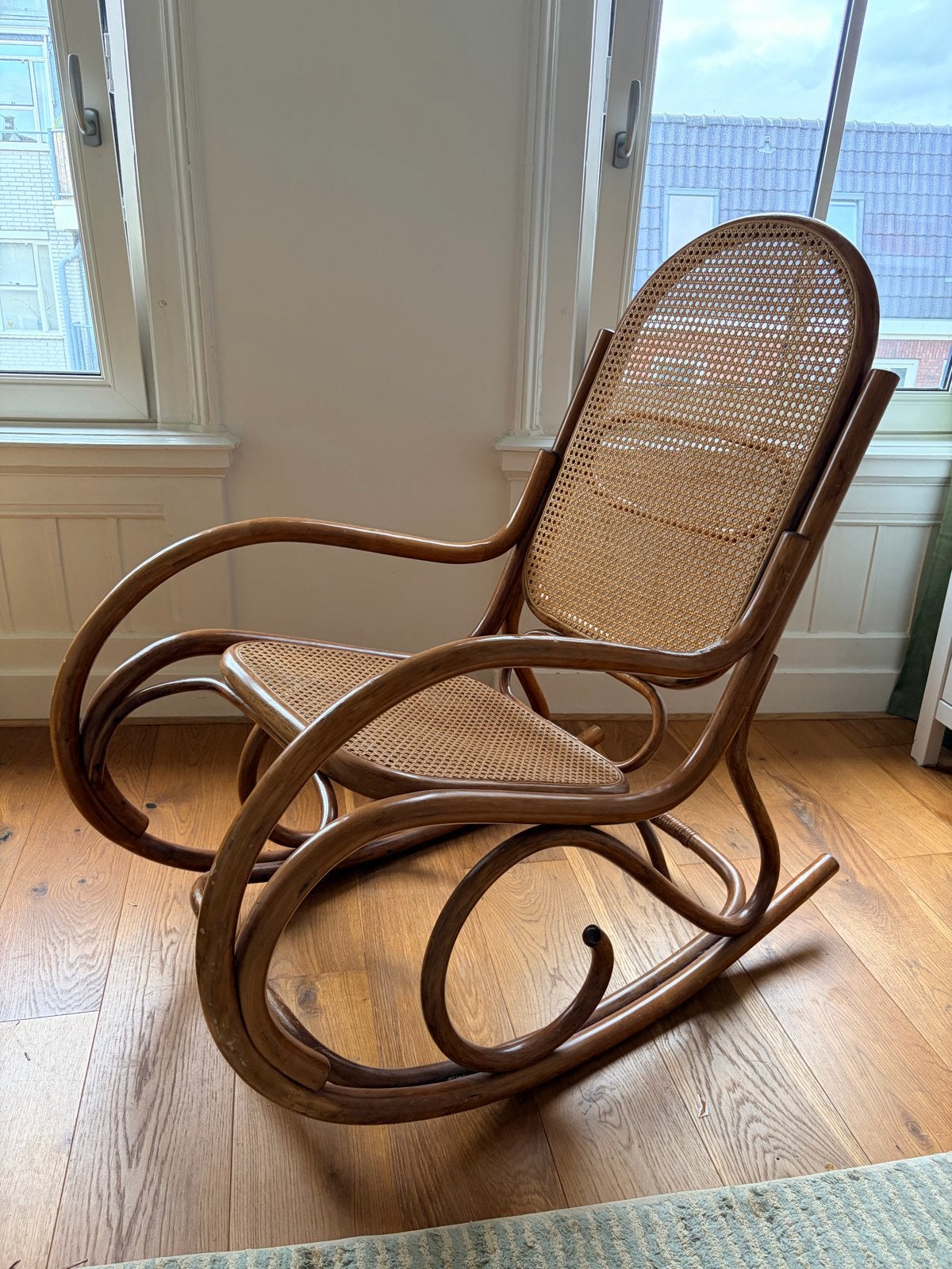 Vintage Schommelstoel Thonet Stijl met Rotan Zitting, Ophalen