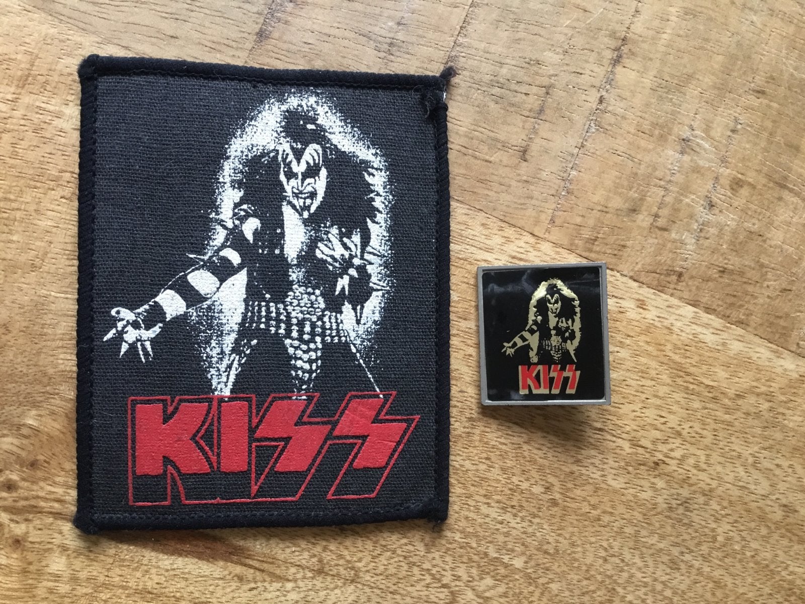 KISS Gene Simmons patch en pin set, Verzamelen, Ophalen of Verzenden, Gebruikt, Gebruiksvoorwerp