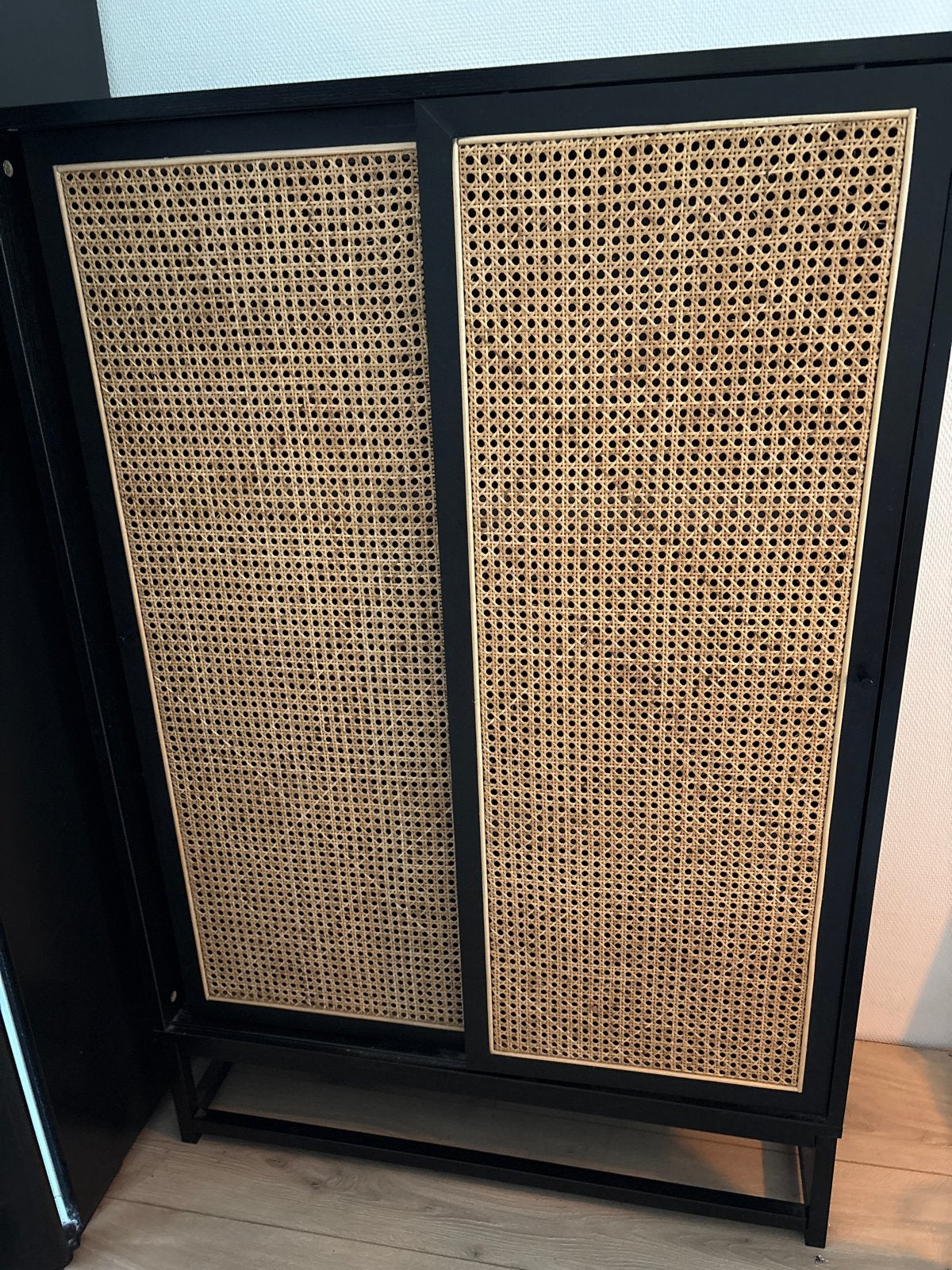 Zwart rotan dressoir met schuifdeuren, Ophalen, Gebruikt