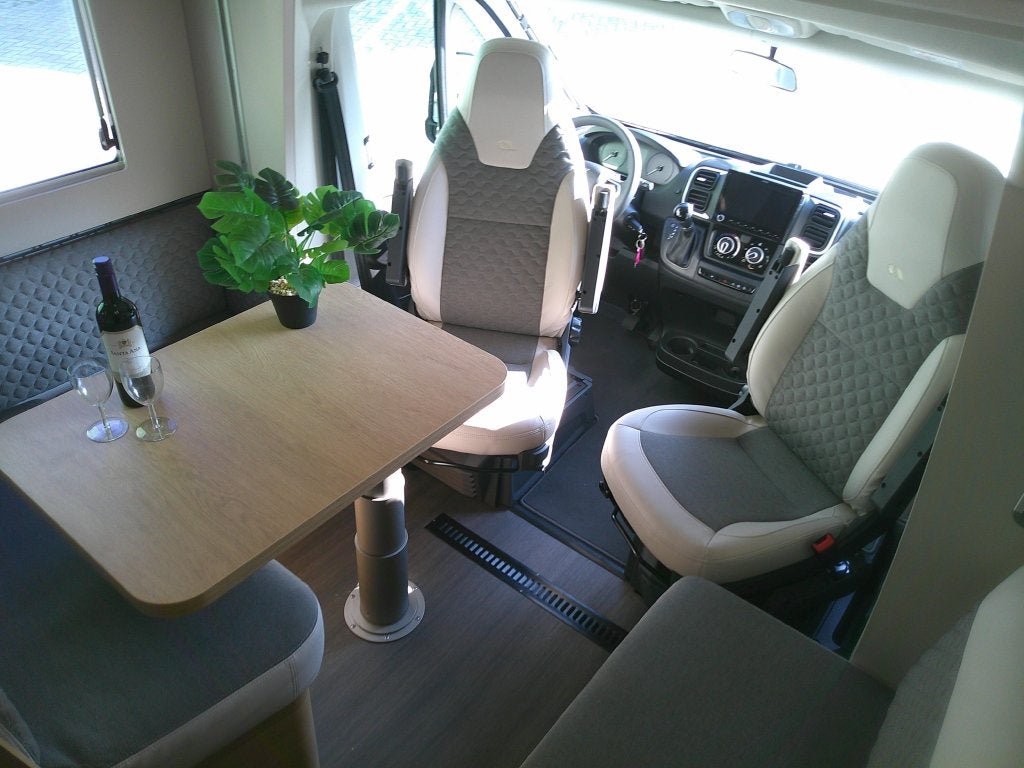 Adria Matrix 670 SL 60 year , 5 persoons, vol accessoires, Caravans en Kamperen, Automaat, Ringverwarming, Fiat, Kluisje