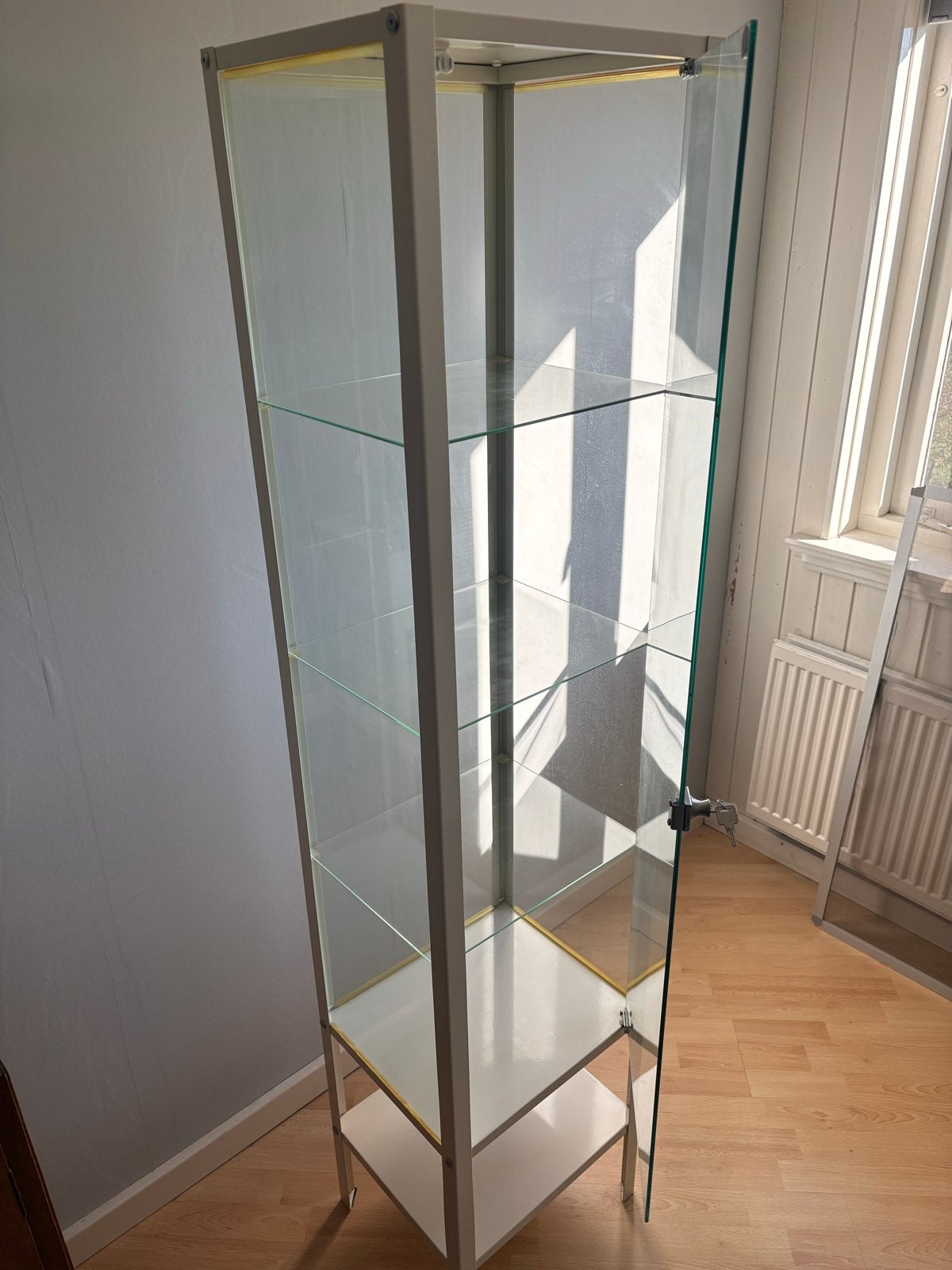 Witte vitrinekast met glazen wanden, schapjes en deur, Ophalen, Minder dan 50 cm, Gebruikt, Glas