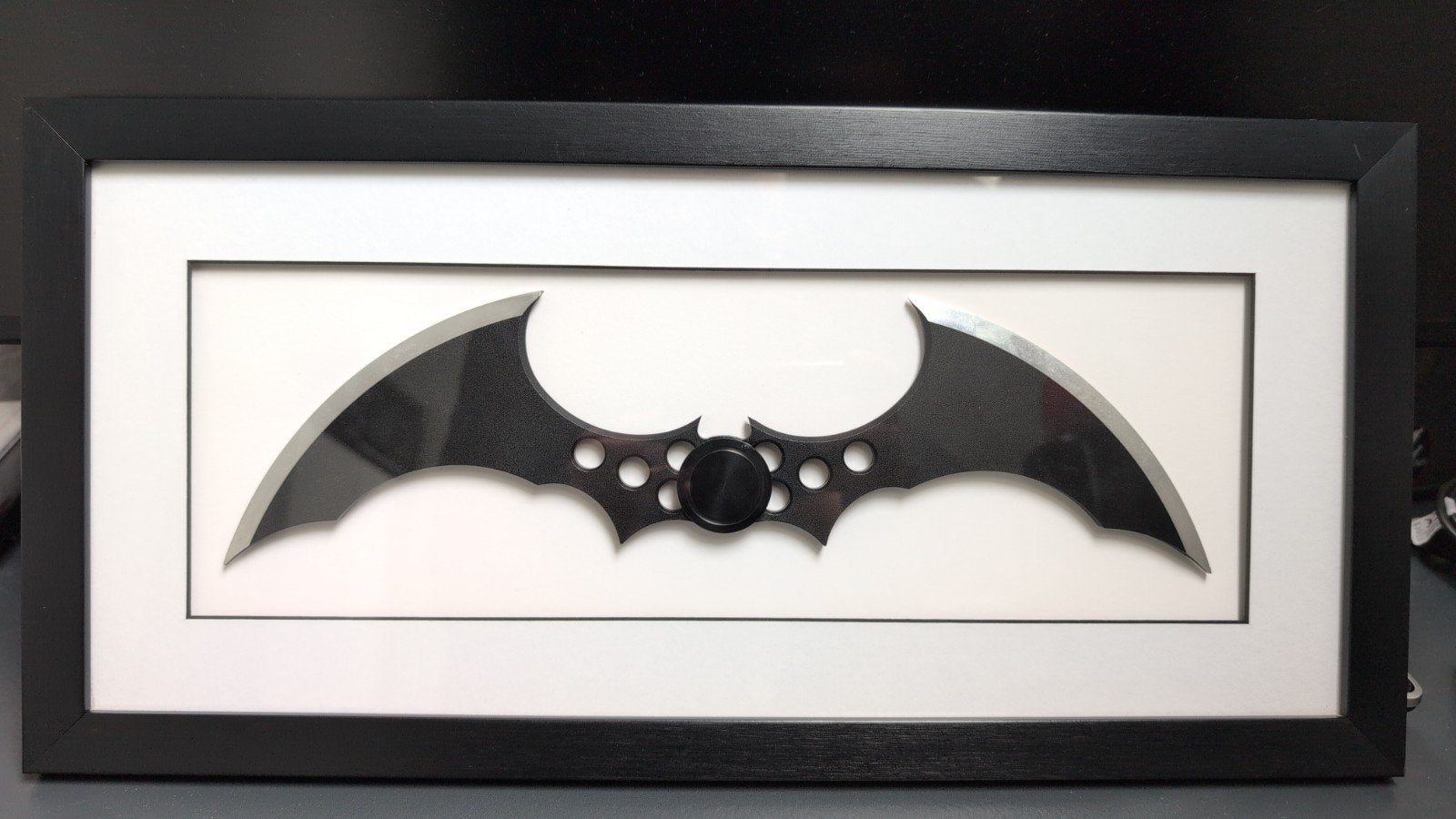 Batman Batarang in lijst, Ophalen of Verzenden, Foto of Kaart