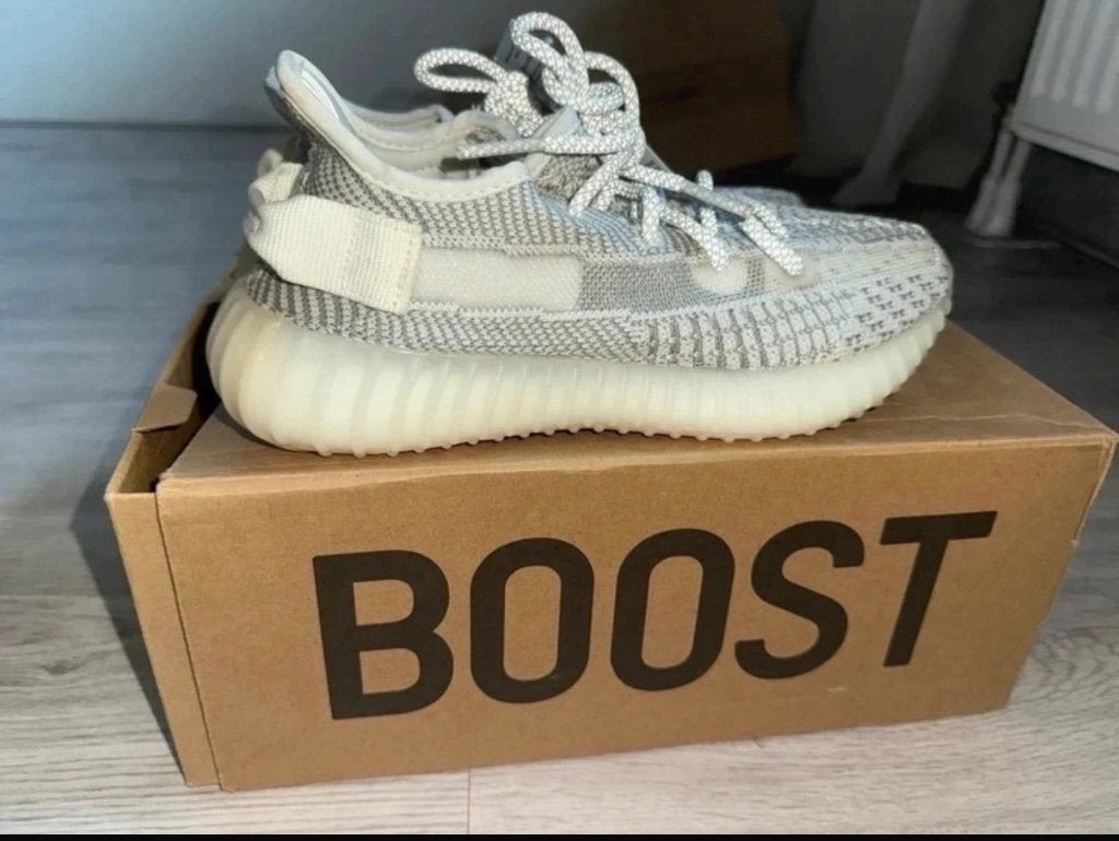 Yeezy boost 350 V2 maat 36 nieuw met doos, Verzenden, Nieuw, Sneakers of Gympen, Grijs