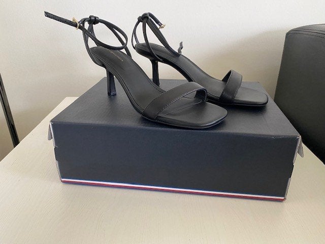 Nieuwe schoenen van Tommy Hilfiger in maat 38, Zwart, Nieuw, Tommy Hilfiger, Sandalen of Muiltjes