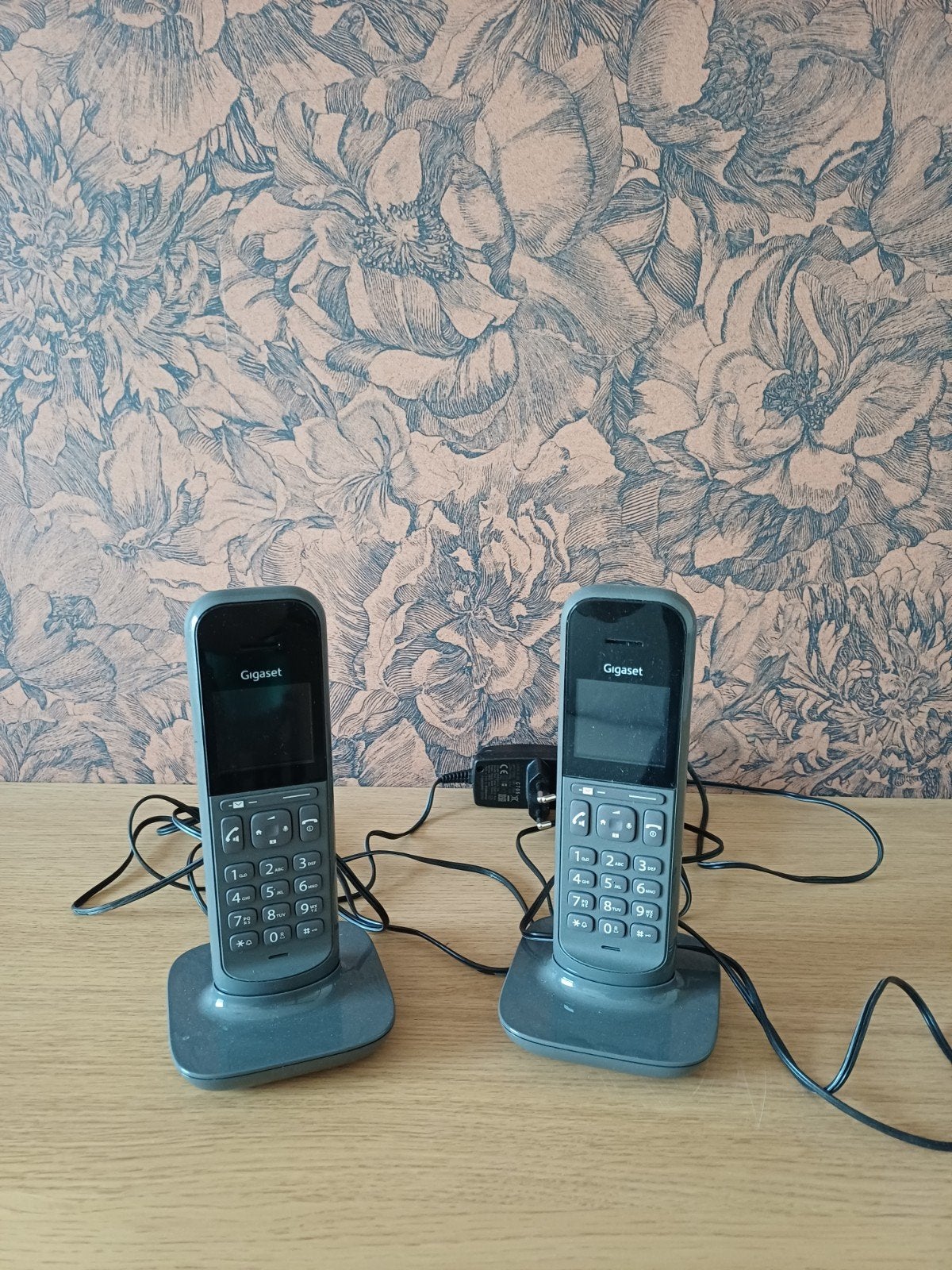2 Gigaset vaste lijn telefoons met opladers, Telecommunicatie, Ophalen, Gebruikt, 2 handsets