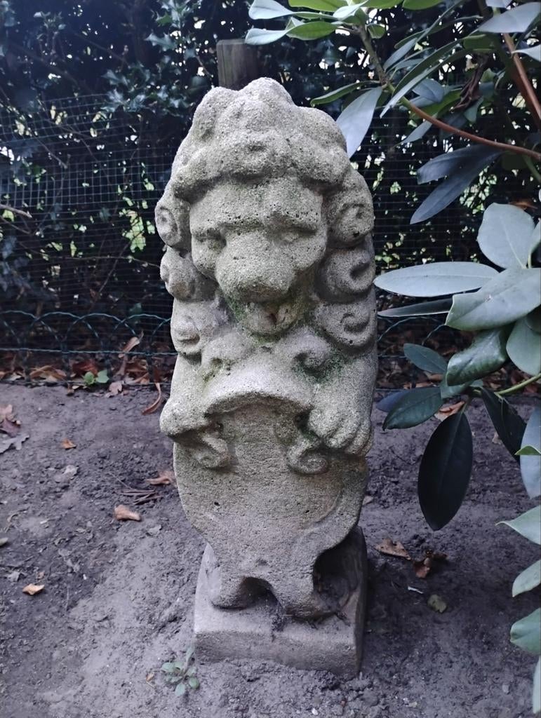 een stenen beeld van een gargoyle., Tuin en Terras, Tuinbeelden, Ophalen, Gebruikt, Steen, Overige typen