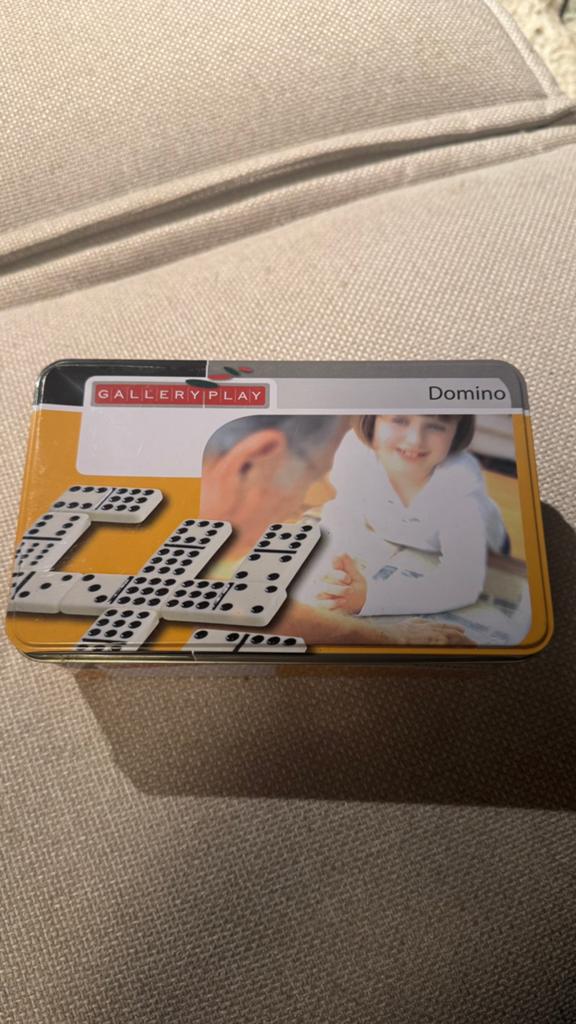 Domino spel in blikken doosje - Gallery Play, Een of twee spelers, Ophalen of Verzenden, Zo goed als nieuw