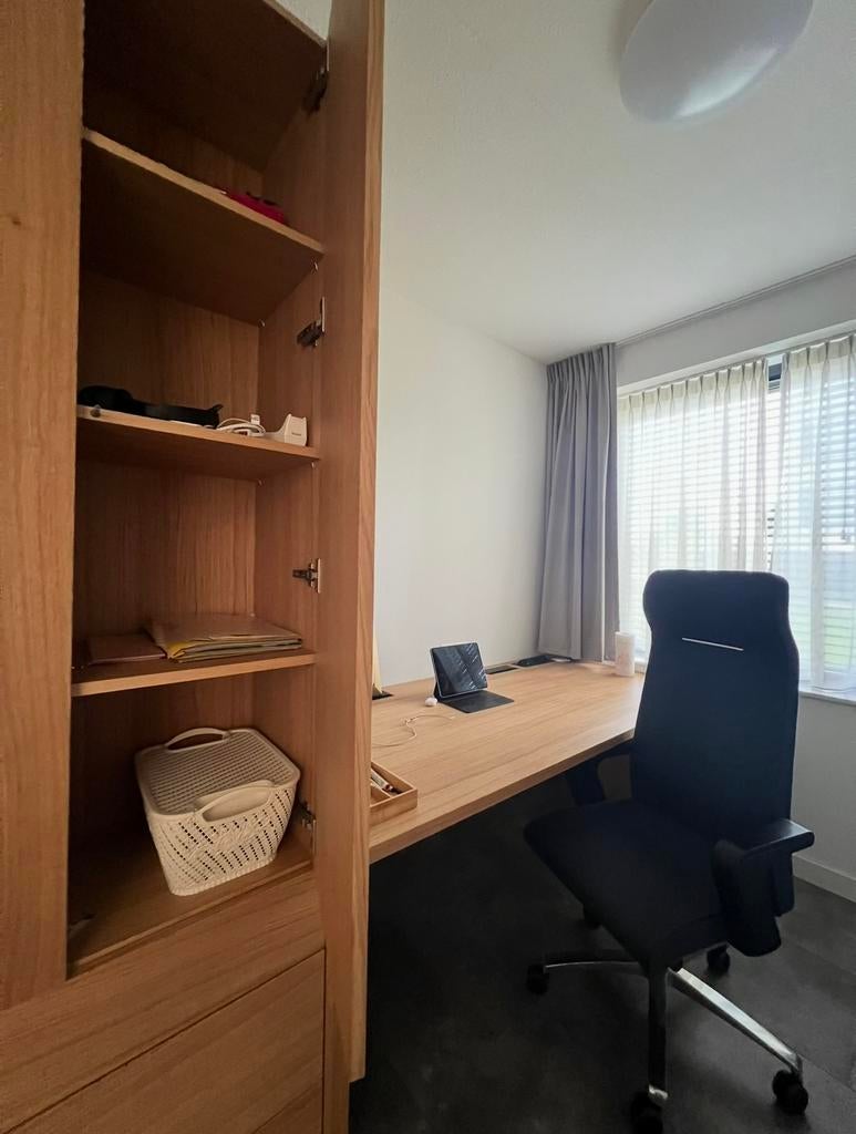 GRATIS OP TE HALEN - VERHUIZING. Degelijke bureau met kast, Huis en Inrichting, Bureaus, Ophalen, Zo goed als nieuw