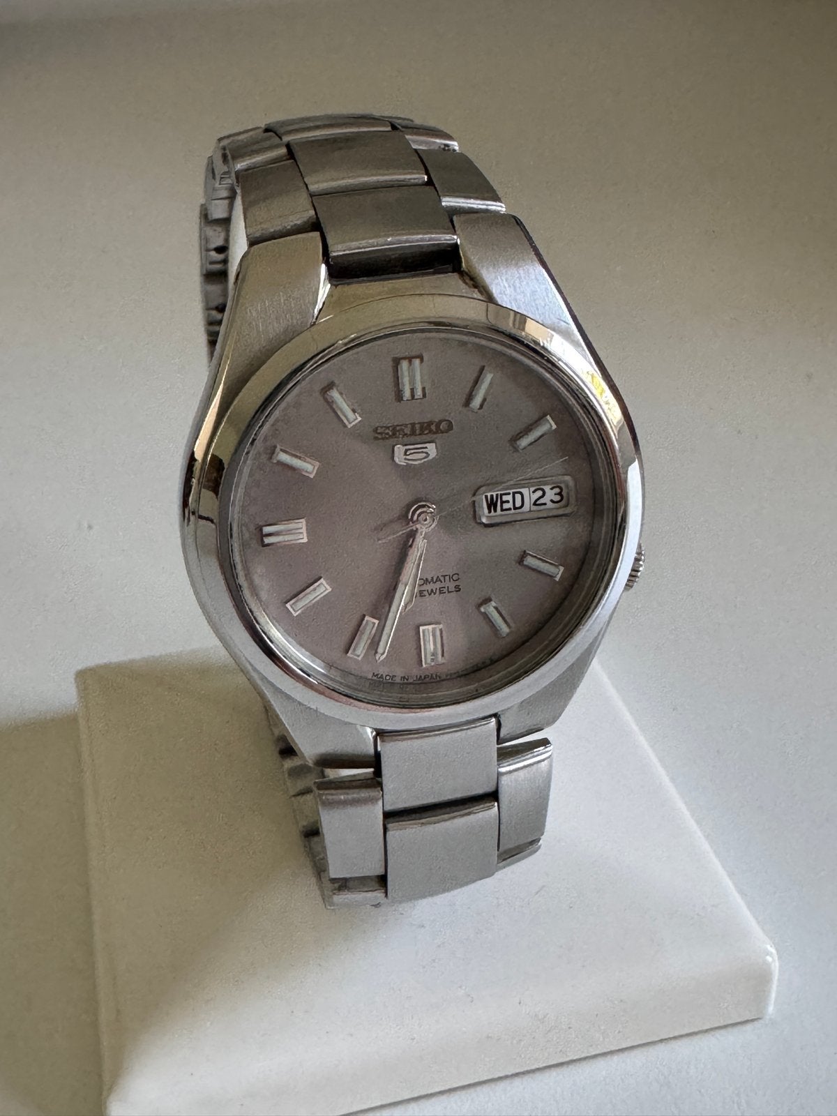Seiko 5 met racedial en Westerse & Arabische dagaanduiding., Gebruikt, Staal, Verzenden, Polshorloge