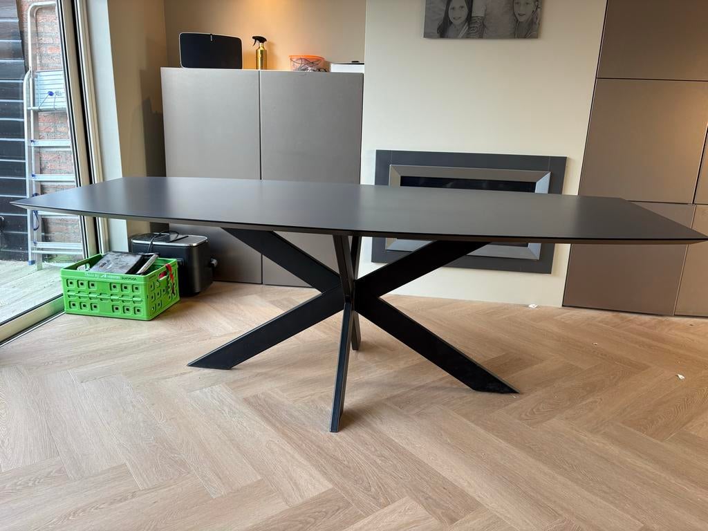 Antraciet eettafel met zwart metalen onderstel, Huis en Inrichting, Ophalen, Gebruikt, 100 tot 150 cm, Design