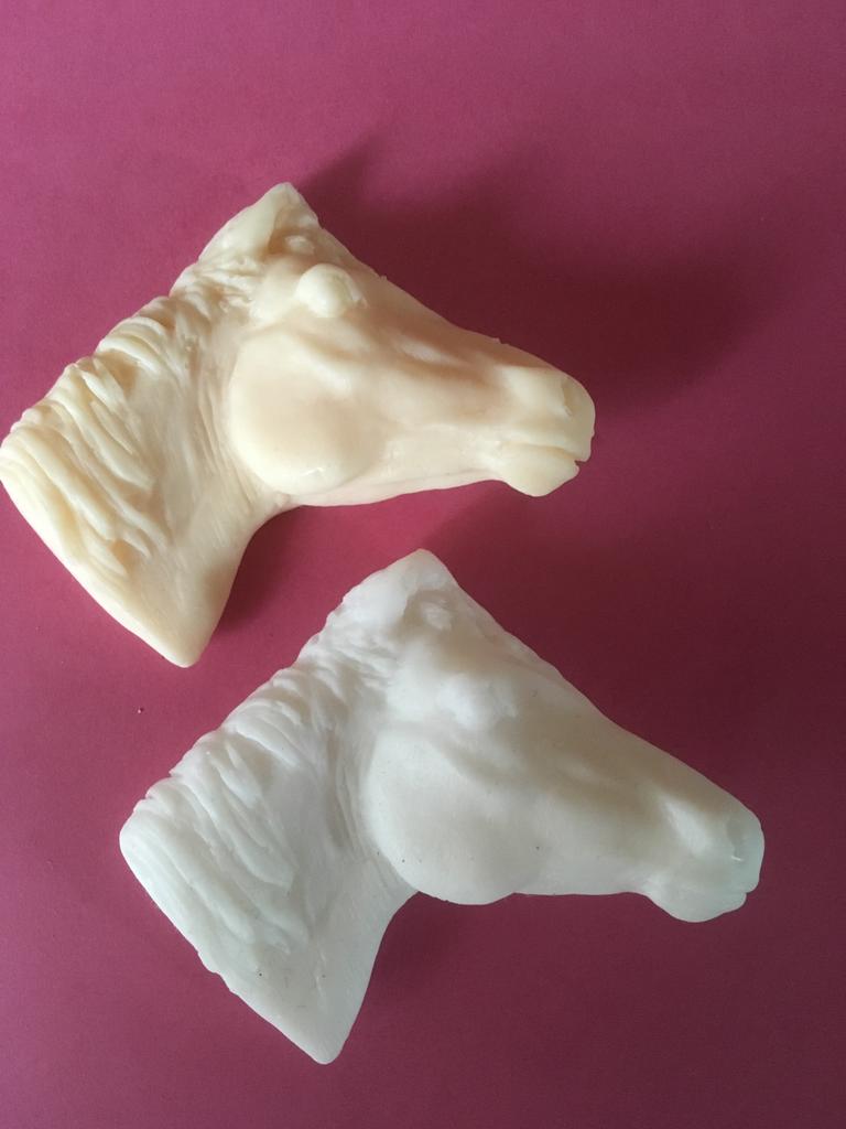 Paarden zeepje, Sieraden, Tassen en Uiterlijk, Broches, Ophalen of Verzenden, Zo goed als nieuw, Overige kleuren, Overige materialen