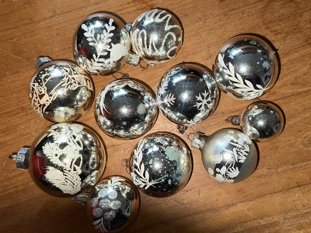 11 stuks oude kerstballen gesuikerde zilverkleurige met deco, Ophalen, Zo goed als nieuw
