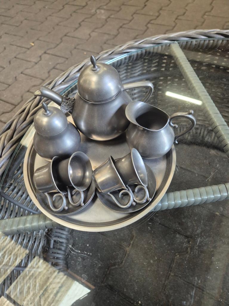 Tinnen klein servies, Ophalen