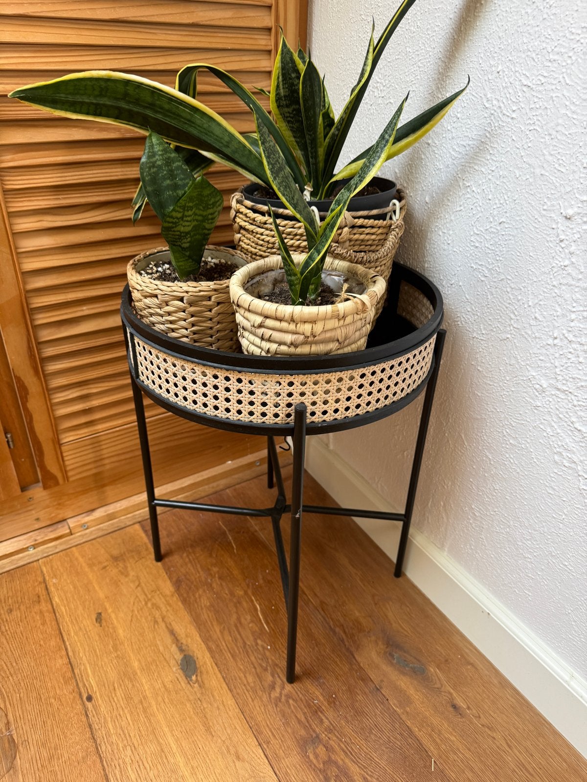 Ronde bijzettafel zwart metaal met rotan details - Boho stij, Ophalen, Gebruikt, Rond, Metaal of Aluminium