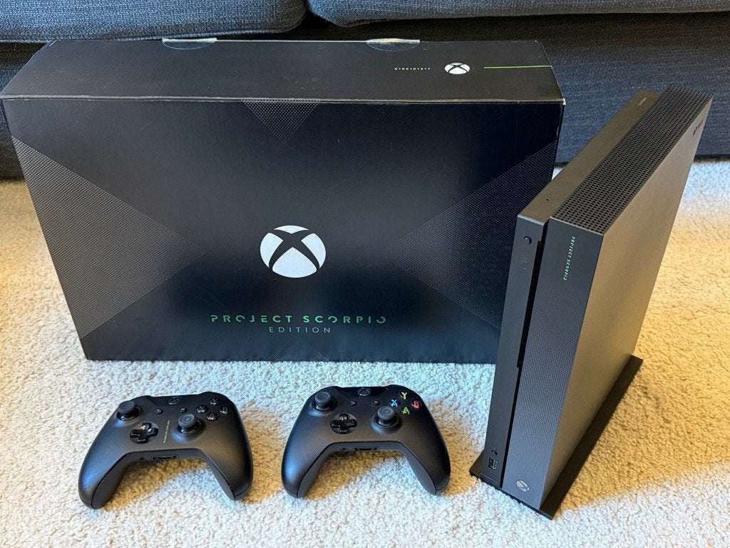 Xbox One X 1TB Project Scorpio Edition + 2 Controllers, Ophalen, Met 2 controllers, Zo goed als nieuw, 1 TB