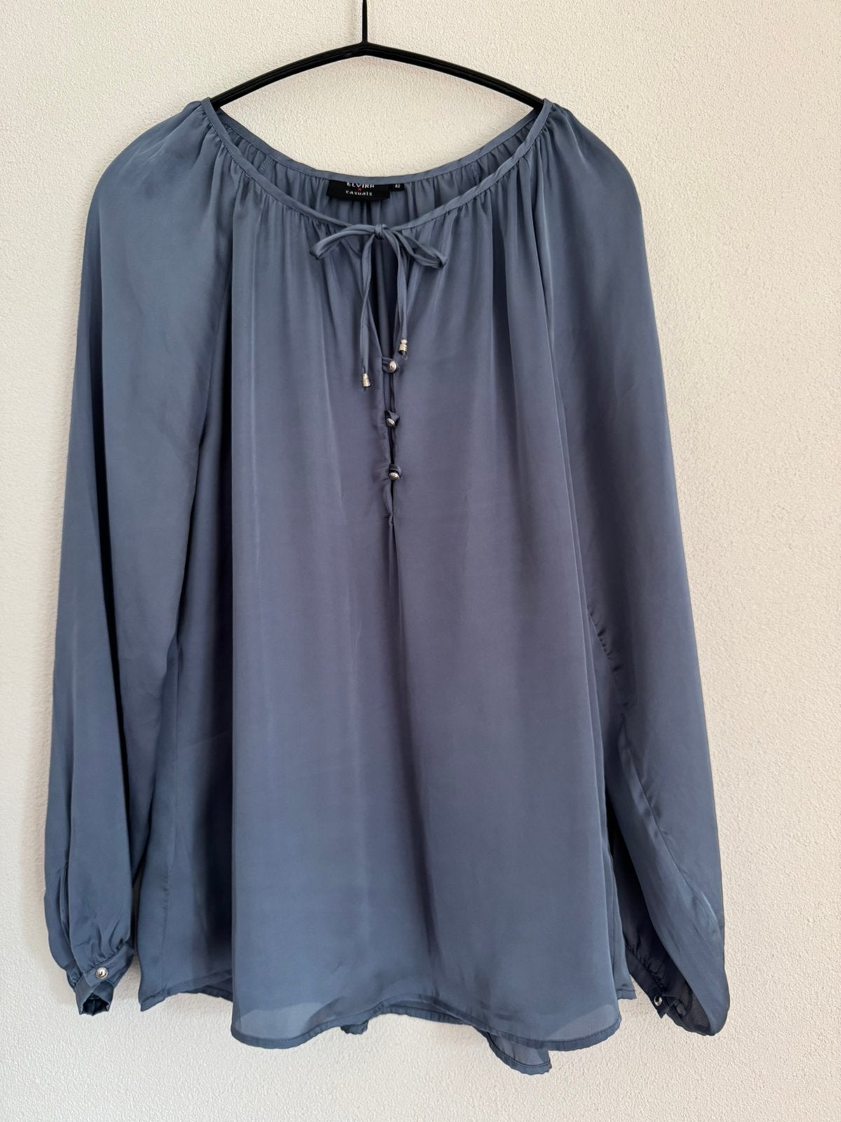 Blouse Elvira Casuals maat 42 Grijsblauw - glanzend satijn, Kleding | Dames, Ophalen of Verzenden, Zo goed als nieuw, Maat 42/44 (L)