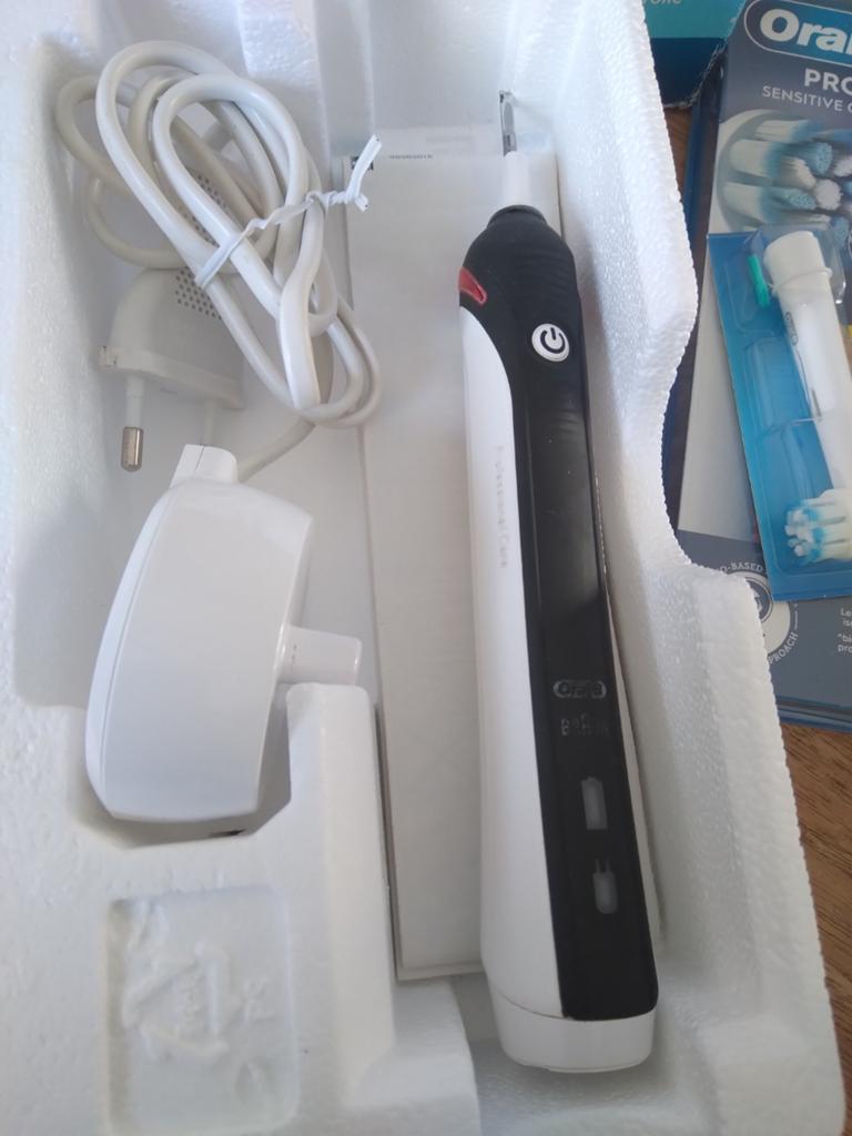 Oral-B PRO, Ophalen of Verzenden, Zo goed als nieuw, Tandenborstel
