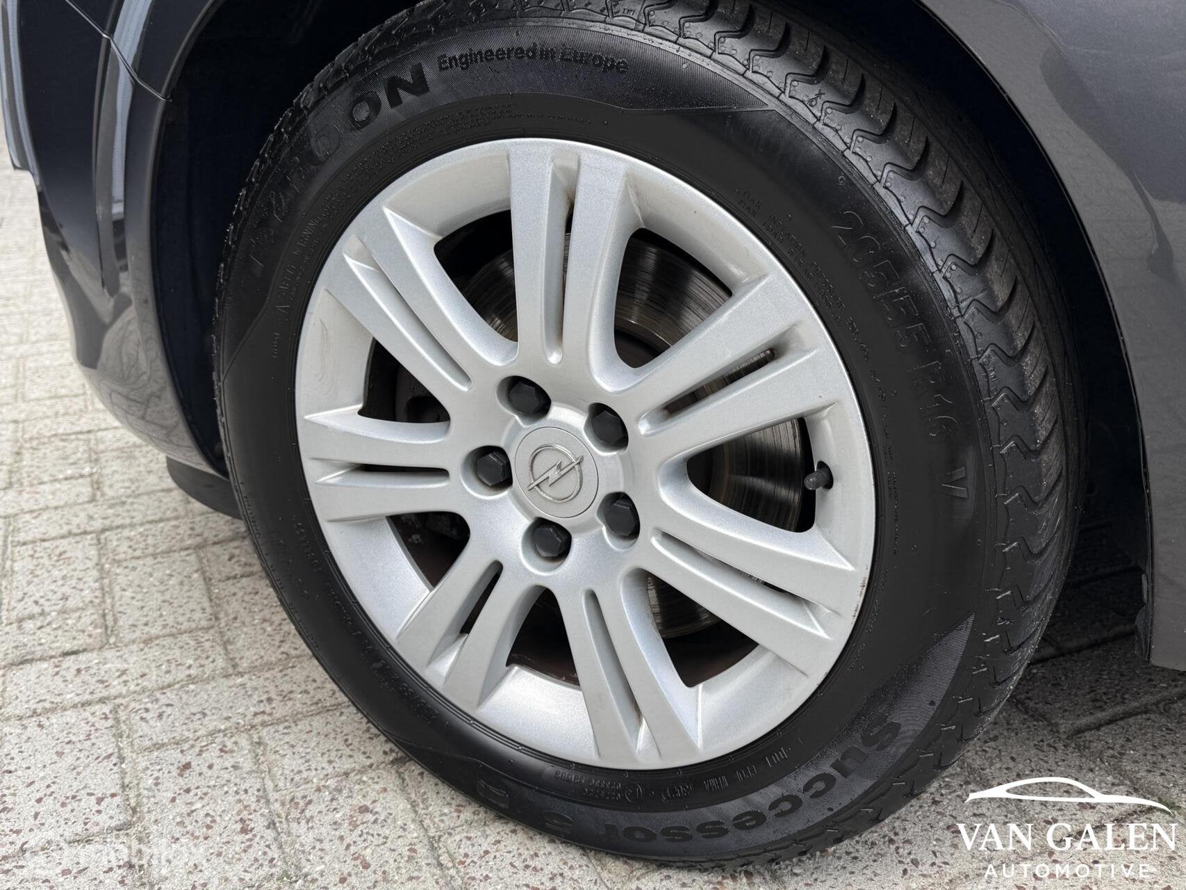 Opel Zafira 2.2 Edition 7-persoons Airco|Navi|Trekhaak|APK, Voorwielaandrijving, Gebruikt, Verwarmde buitenspiegels, 4 cilinders