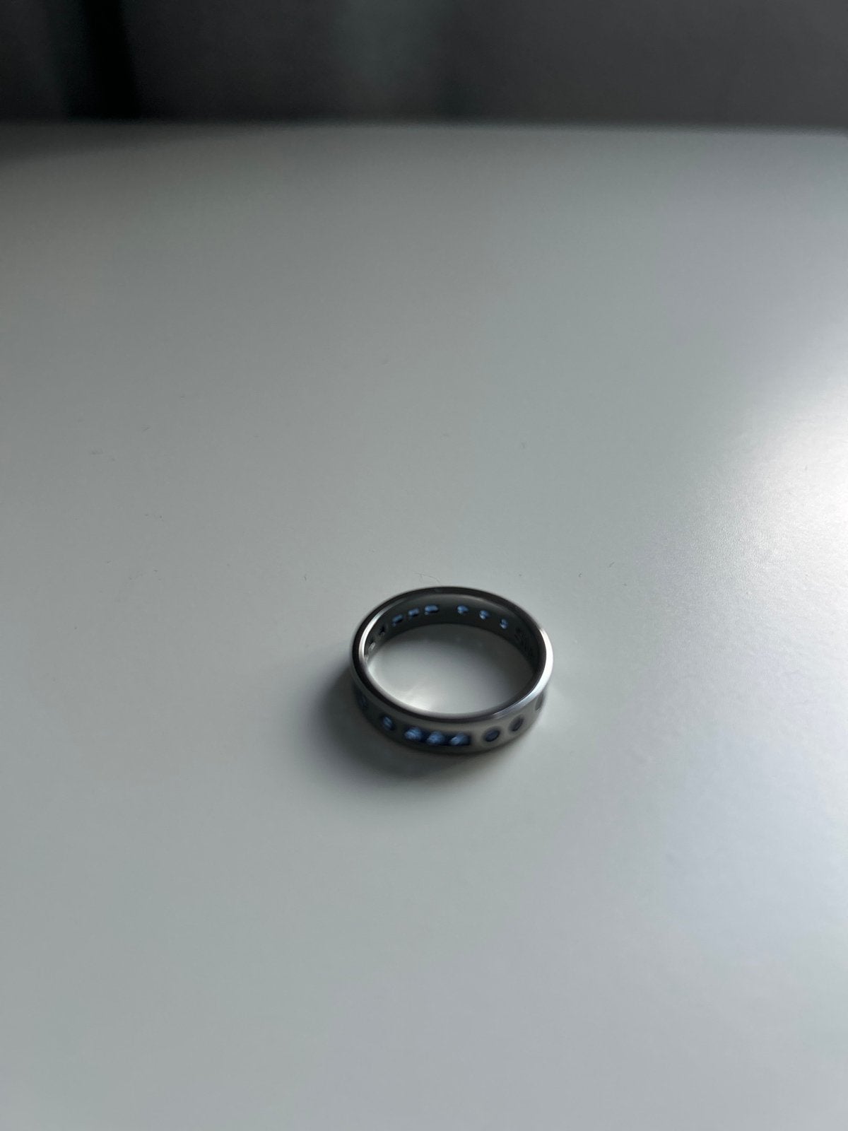 APM Monaco ring met blauwe stenen en 'SMILE' gravure, Sieraden, Tassen en Uiterlijk, Ophalen, Nieuw, 17 tot 18, Dame of Heer
