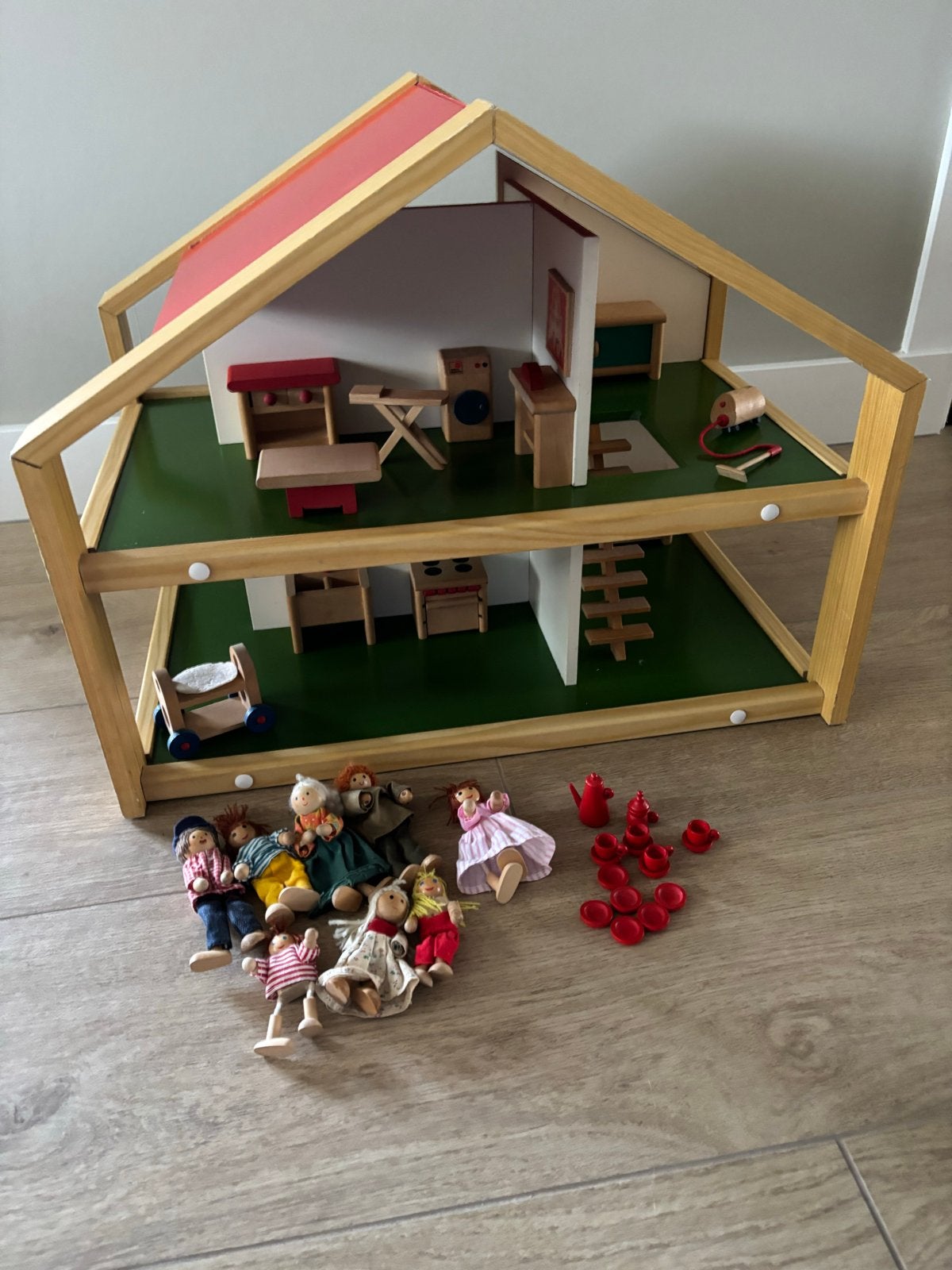 Vero Lissi houten poppenhuis incl veel accessoires, Ophalen, Zo goed als nieuw, Poppenhuis