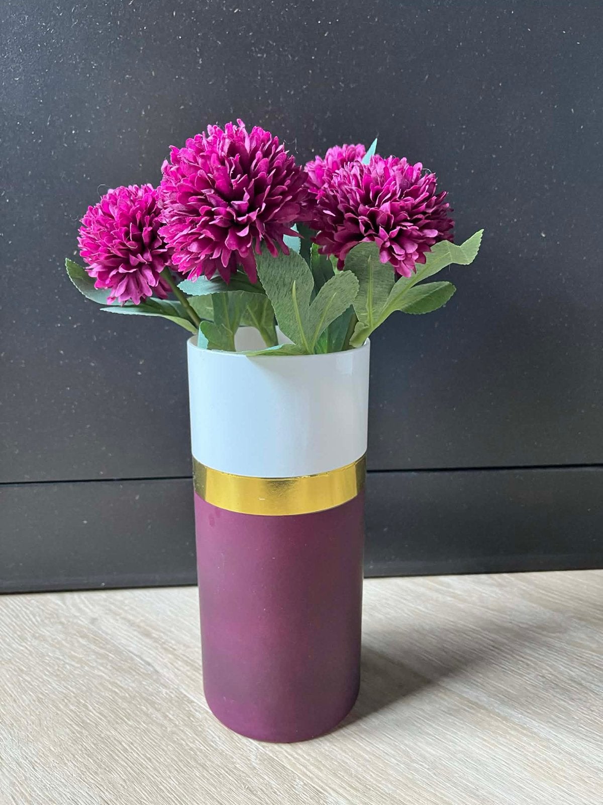 Stijlvolle Vaas met Paarse en Witte Accent, Huis en Inrichting, Woonaccessoires | Vazen, Kunststof, Met patroon/structuur, Paars