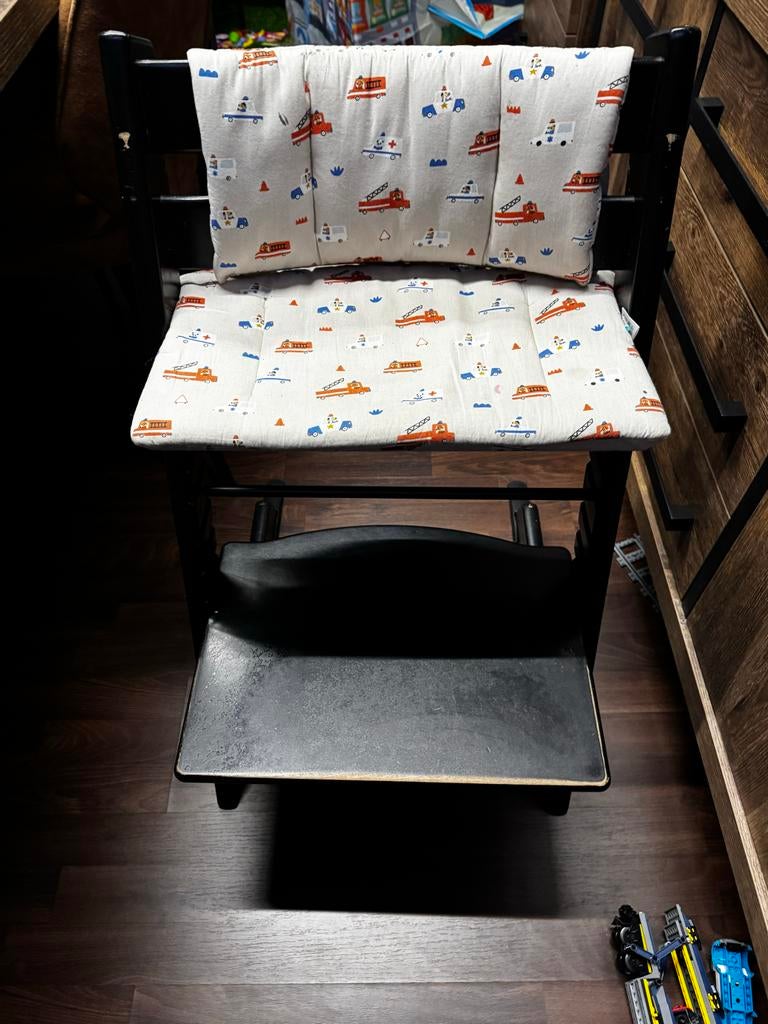 Stokke tripp-trapp meegroeistoel zwart met kussen, Ophalen, Zo goed als nieuw, Meegroeistoel, Aanschuifbaar