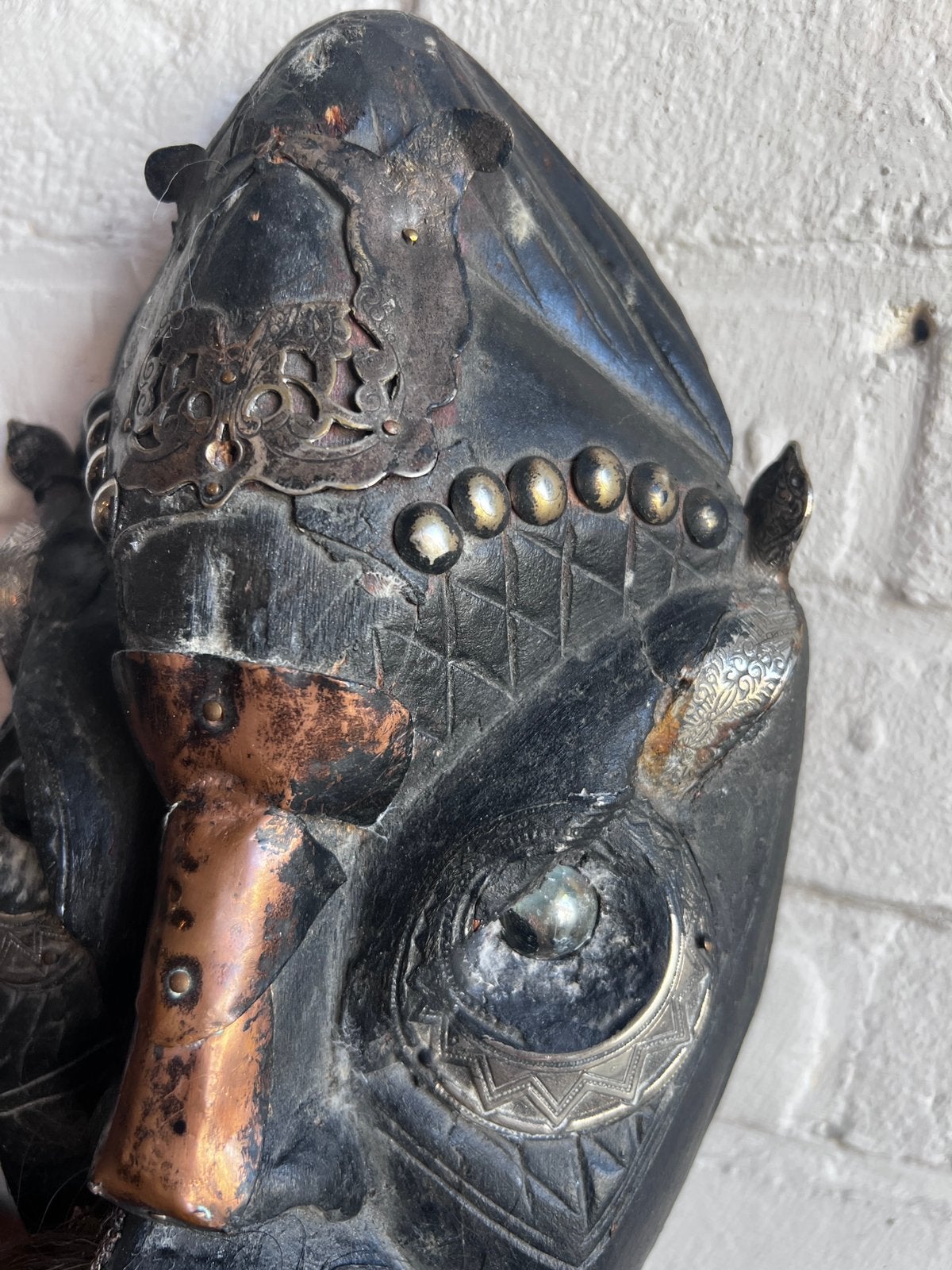Afrikaans masker met echt haar en metaal, Antiek en Kunst, Ophalen of Verzenden