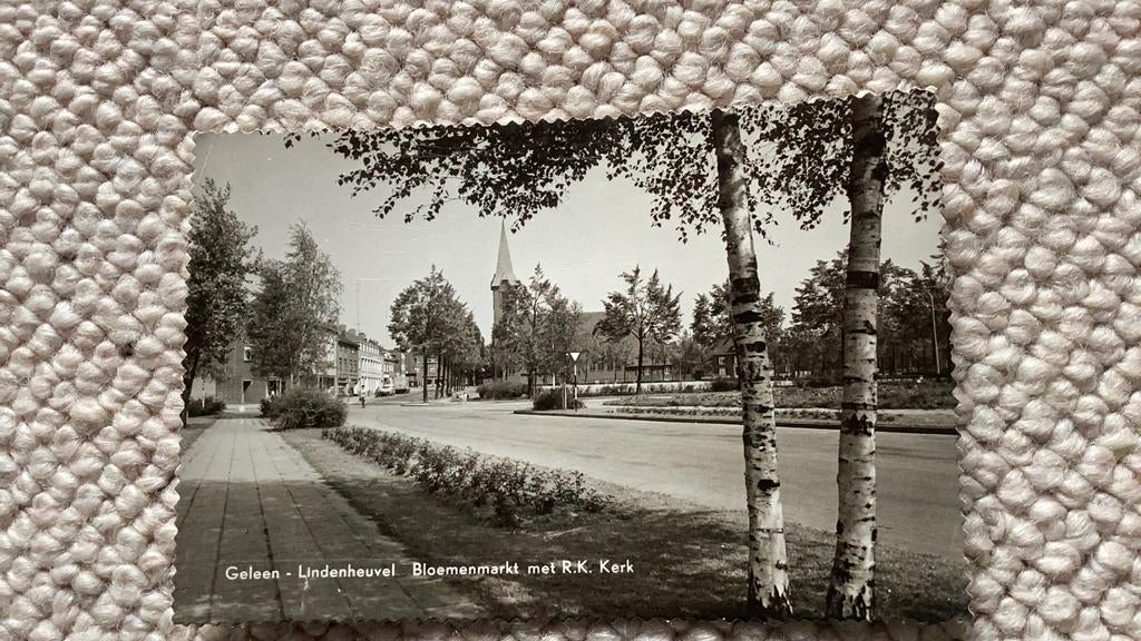 Ansichtkaart Geleen-Lindenheuvel Bloemenmarkt met R.K. Kerk, Verzamelen, Ansichtkaarten | Nederland, Ophalen of Verzenden, 1940 tot 1960