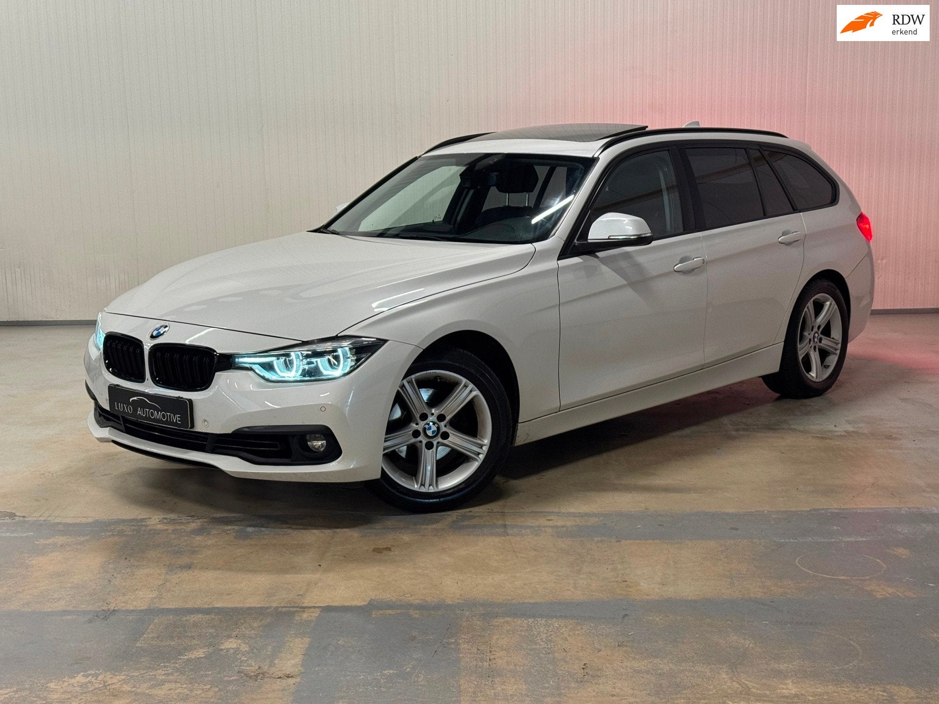 BMW 3-serie Touring 318i Luxury | SCHUIF/KANTEL | SHADOW LIN, Automaat, Dealer onderhouden, Gebruikt, Euro 6