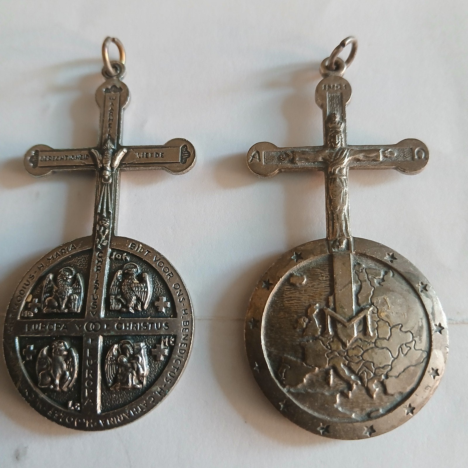 Zeldzame Europa-medaille met kruis en Benedictus-medaille, Antiek en Kunst, Antiek | Religie, Ophalen of Verzenden