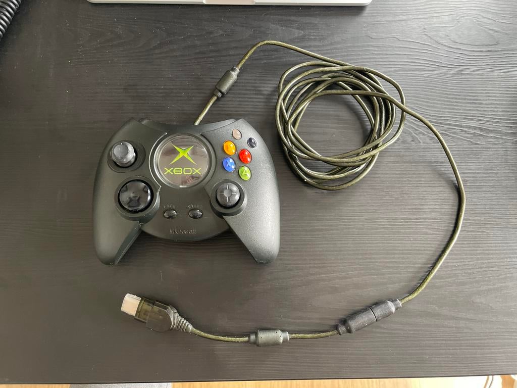 Originele Xbox Duke Controller met breakaway kabel, One Microsoft Place, South County Business Park, Dublin D18 P521 IRELAND; Registered Office: 70 Sir Rogerson's Quay, Dublin D02 R296 IRELAND