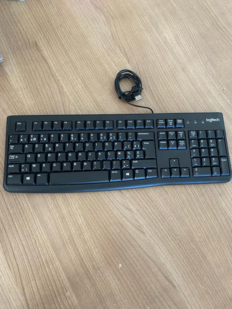 Logitech K120 Toetsenbord - Betrouwbaar en Comfortabel, Computers en Software, Toetsenborden, Ophalen of Verzenden, Qwerty, Zo goed als nieuw