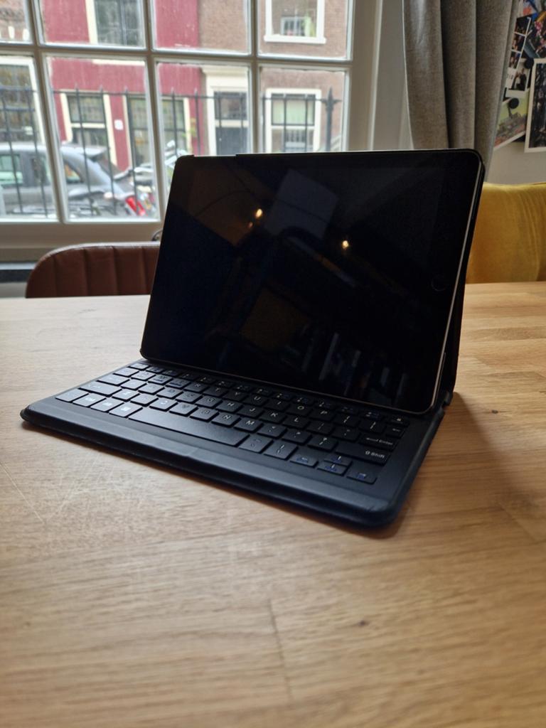 iPad 5e generatie met Gecko beschermhoes en toetsenbord, Ophalen