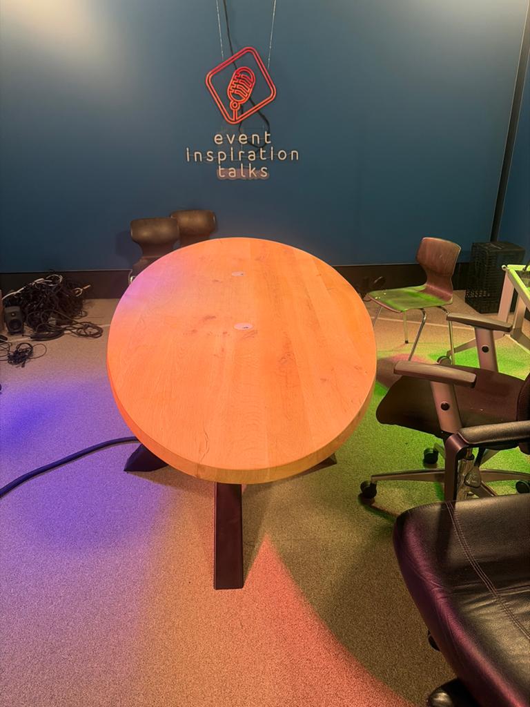 Ronde houten tafel met metalen onderstel, Huis en Inrichting, Tafels | Eettafels, Ophalen, Gebruikt, Eikenhout, 200 cm of meer