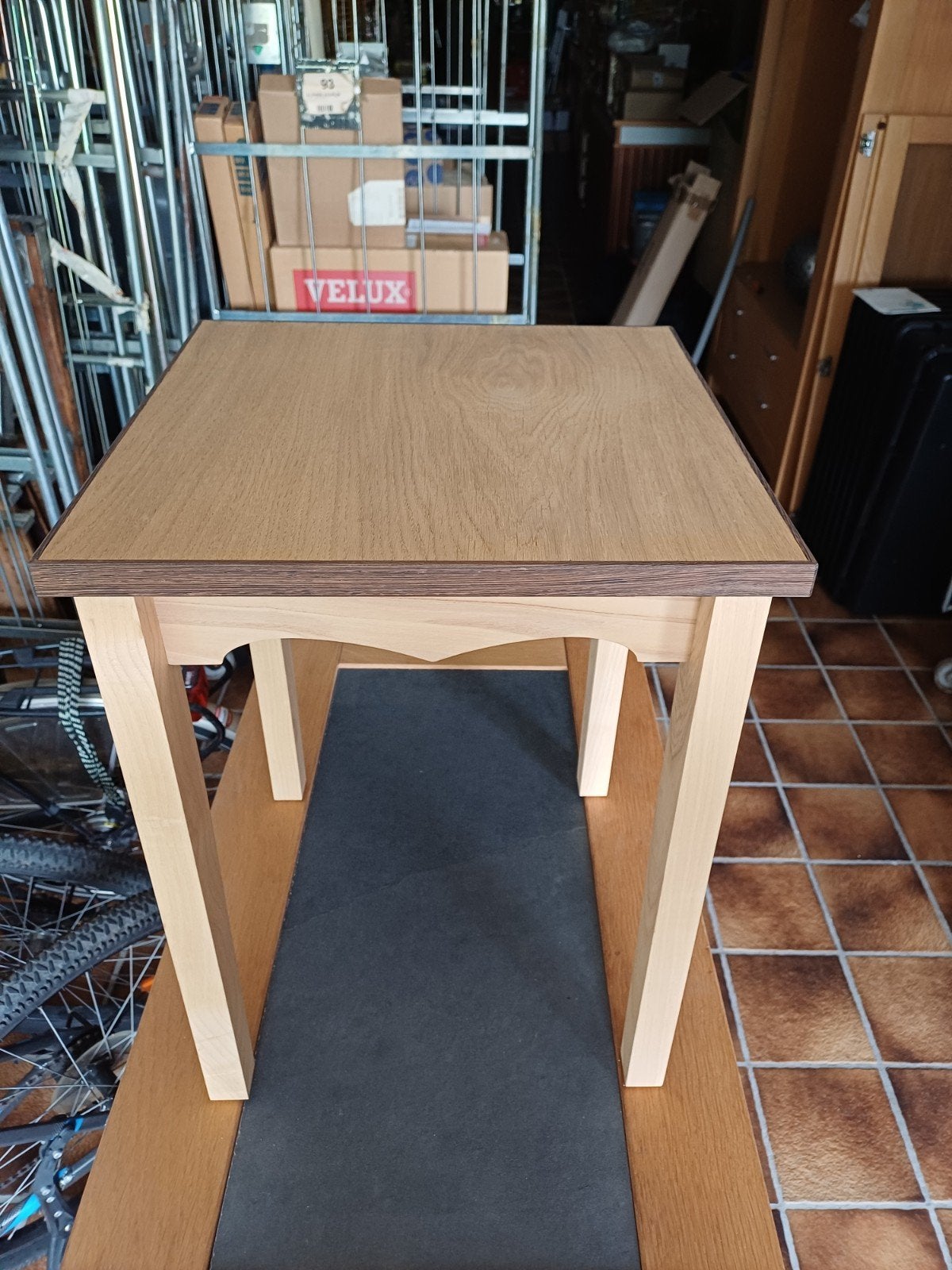 Bijzettafel essen onderstel, met gefineerd eikenblad, Minder dan 55 cm, Vierkant, Nieuw, Hout