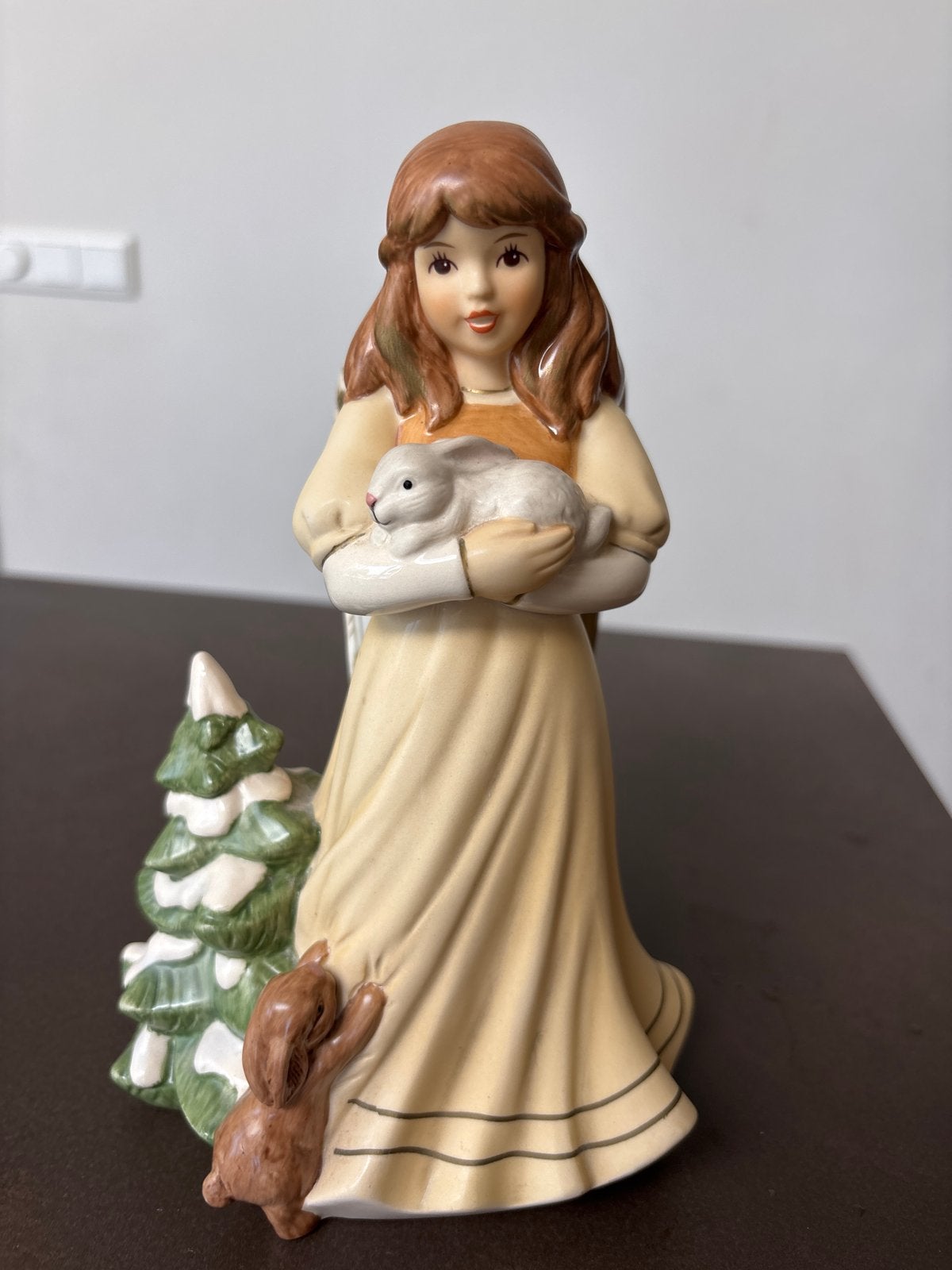 Goebel Schutzengel beeldje met konijn en kerstboom, Ophalen of Verzenden, Mens