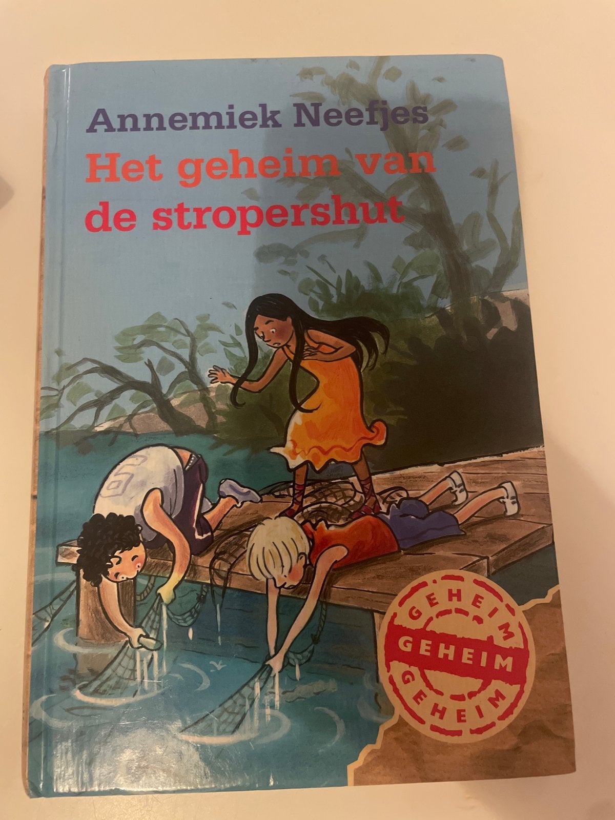 Het geheim van de stropershut - Annemiek Neefjes, Boeken, Ophalen of Verzenden, Zo goed als nieuw, Fictie algemeen