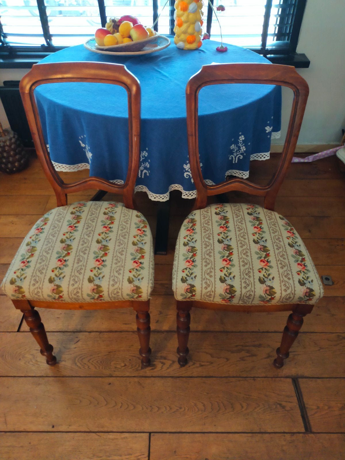 Twee antieke stoelen met geborduurde stoffen zitting, Antiek en Kunst, Ophalen of Verzenden