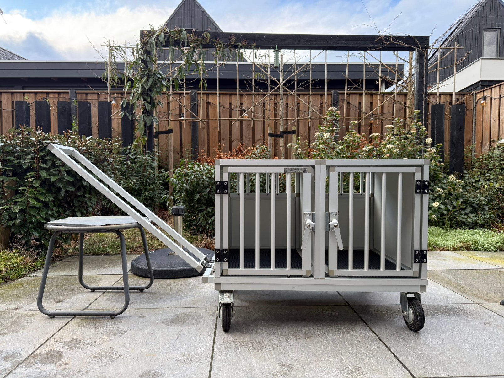 Aluminium bench dubbel op verrijdbaar frame (Kelders Kooien), Dieren en Toebehoren, Hondenbenches, Ophalen, Zo goed als nieuw